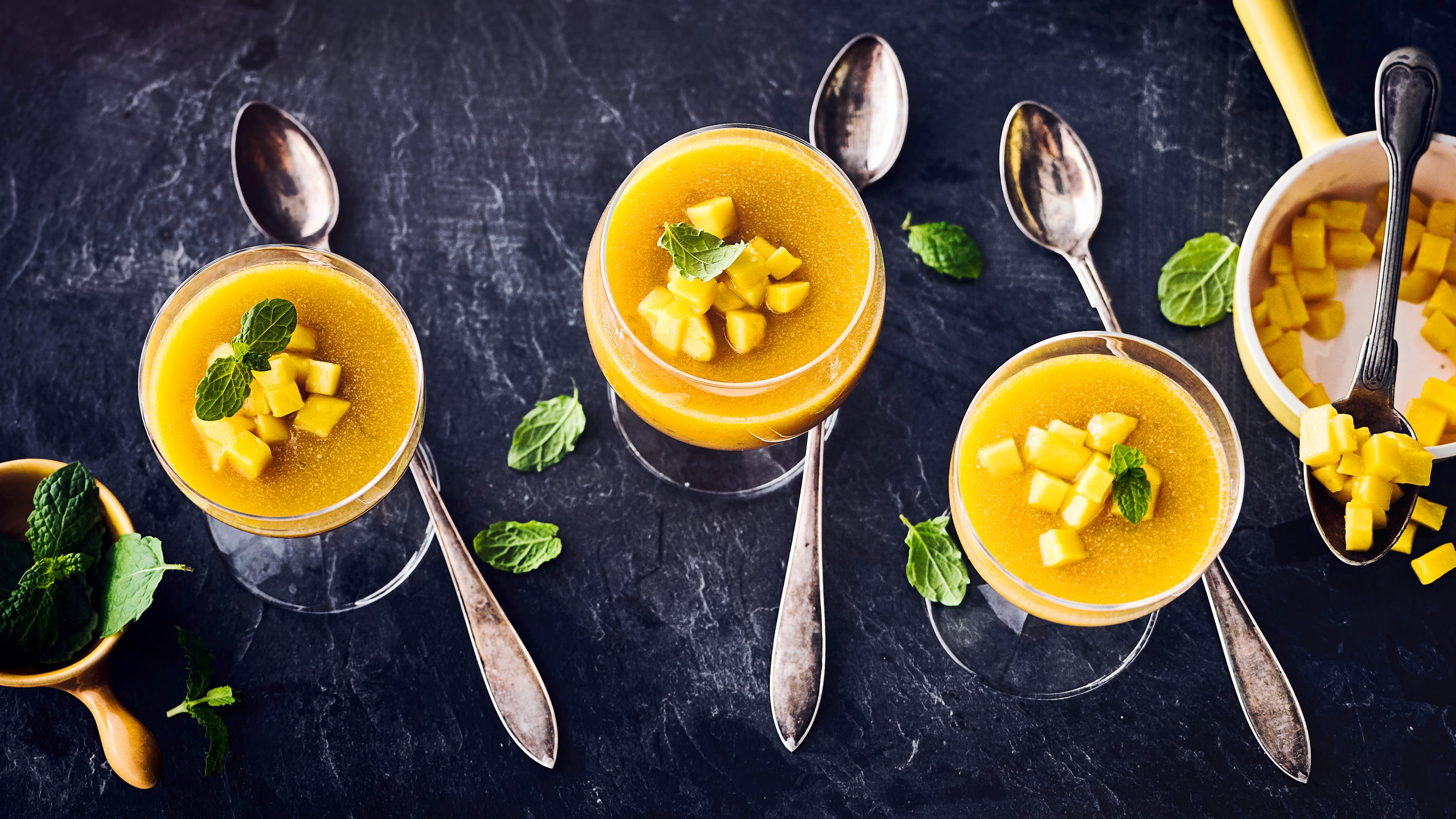 Ein veganes sommerliche Dessert,  Mousse aus Mango und Kokosmilch. Das herrlich fruchtige Mousse mit Kokosmilch schmeckt leicht gekühlt am besten.