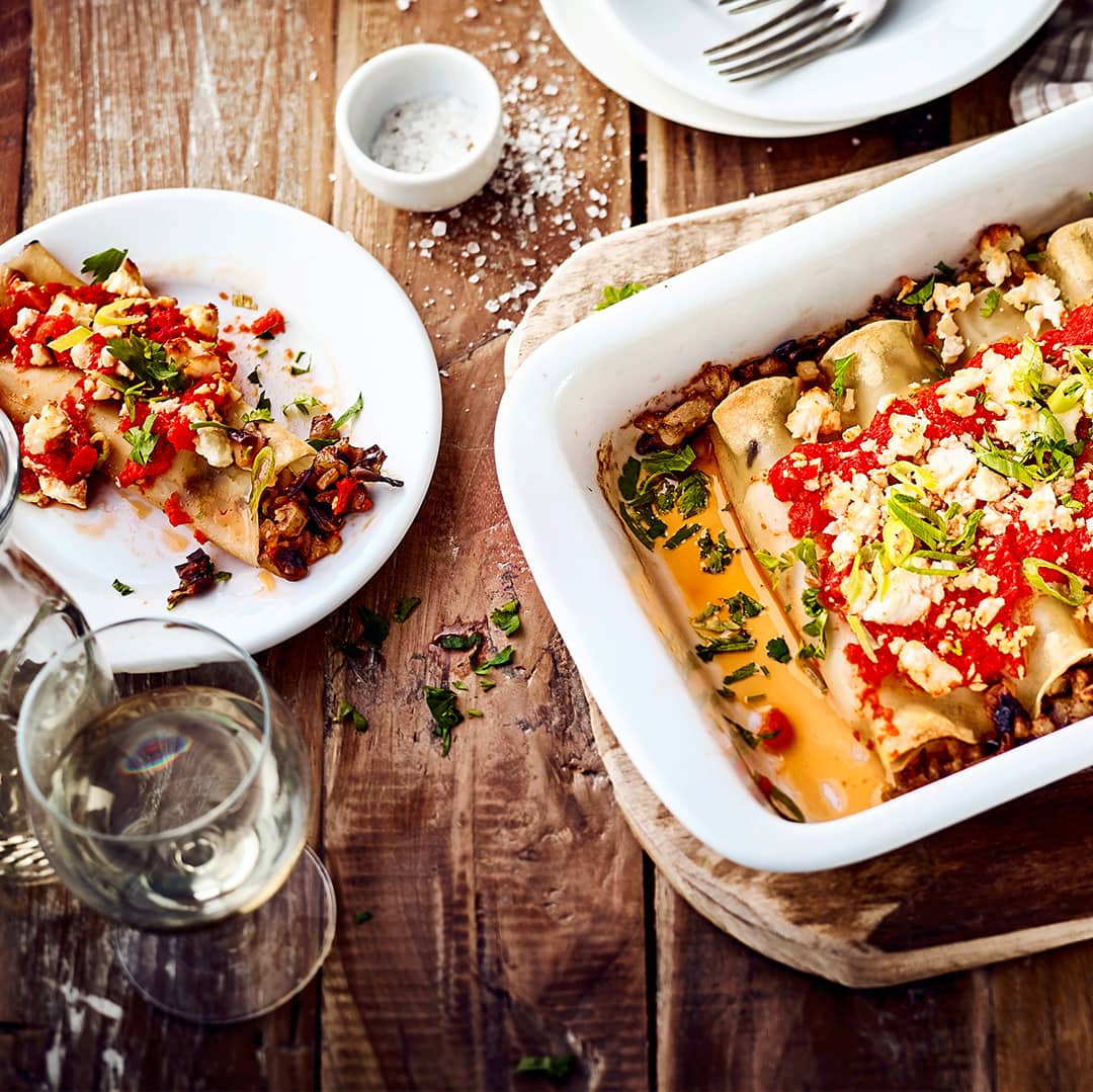 Probieren Sie unsere vegetarische Variante des italienischen Nudelklassikers: Canelloni mit Aubergine, Champignons und pikanter Paprika-Feta-Soße!