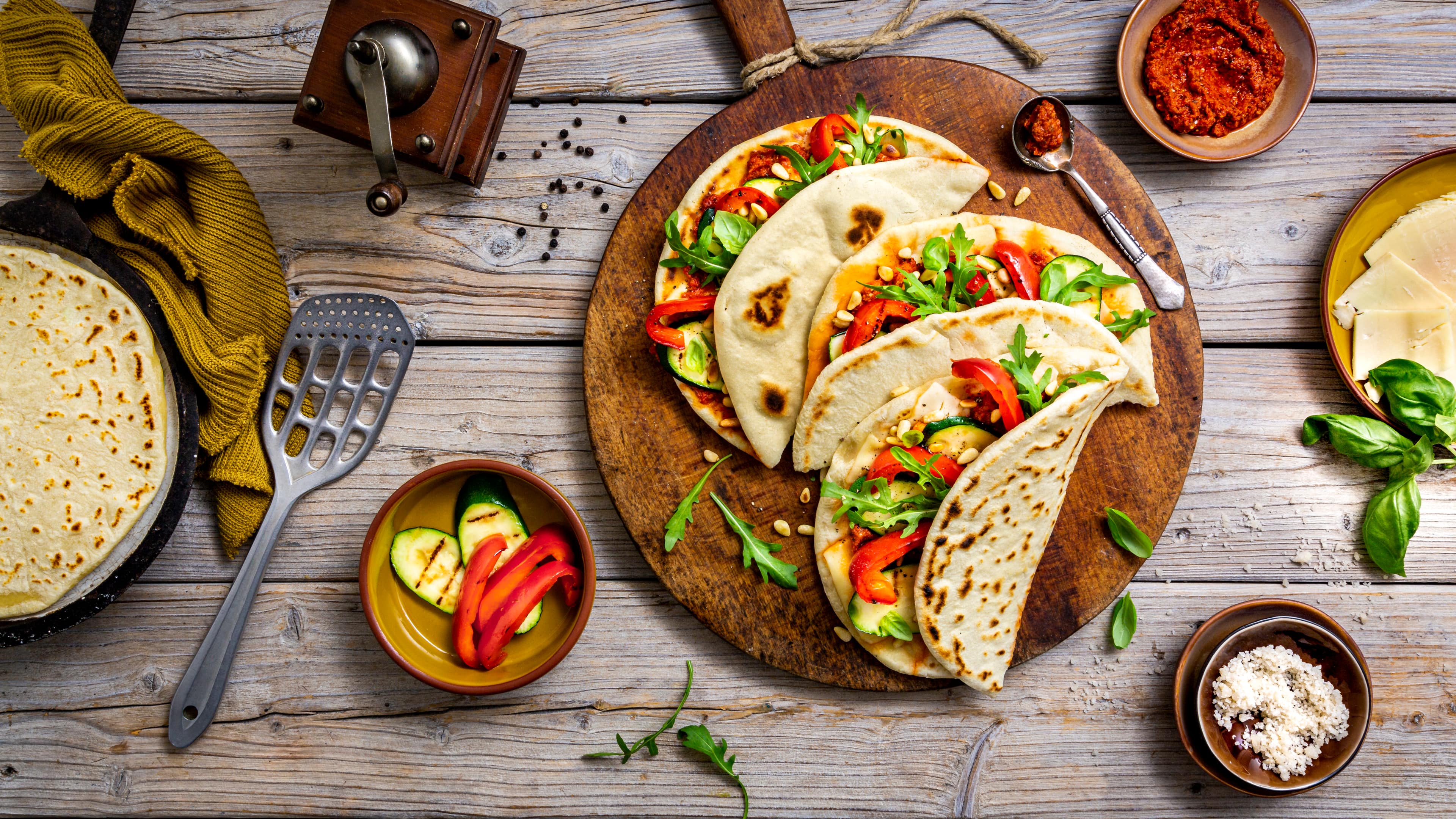 Vegetarische Piadina Dünnes Fladenbrot, in der Pfanne ausgebacken, dazu köstliches selbstgemachtes Tomatenpesto und gegrilltes Gemüse: Unser Rezept für vegetarische Piadina schmeckt nicht nur Vegetariern!