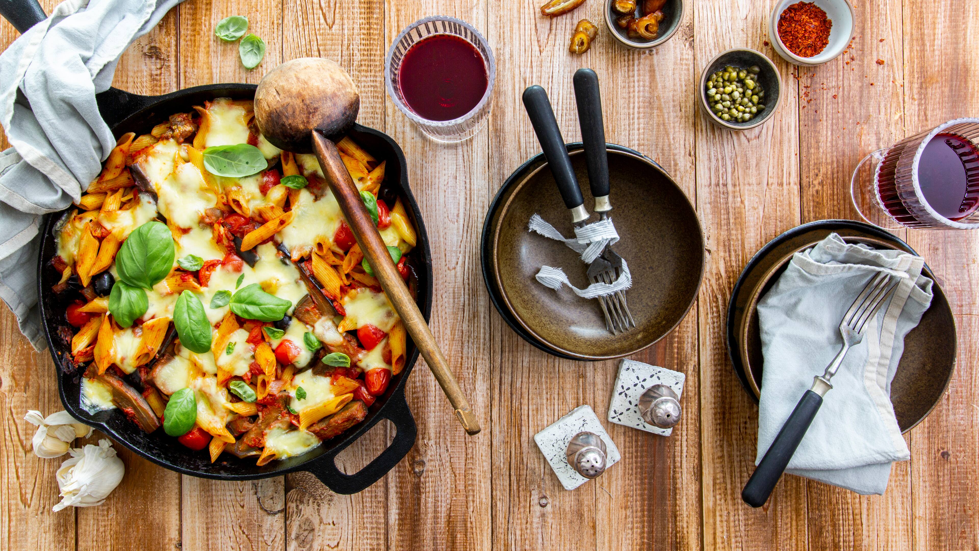Vegetarischer Nudelauflauf Perfekt für den großen Hunger: Mit unserem Rezept für vegetarischen Nudelauflauf kochen Sie ganz einfach ein deftiges Wohlfühl-Gericht für die ganze Familie.