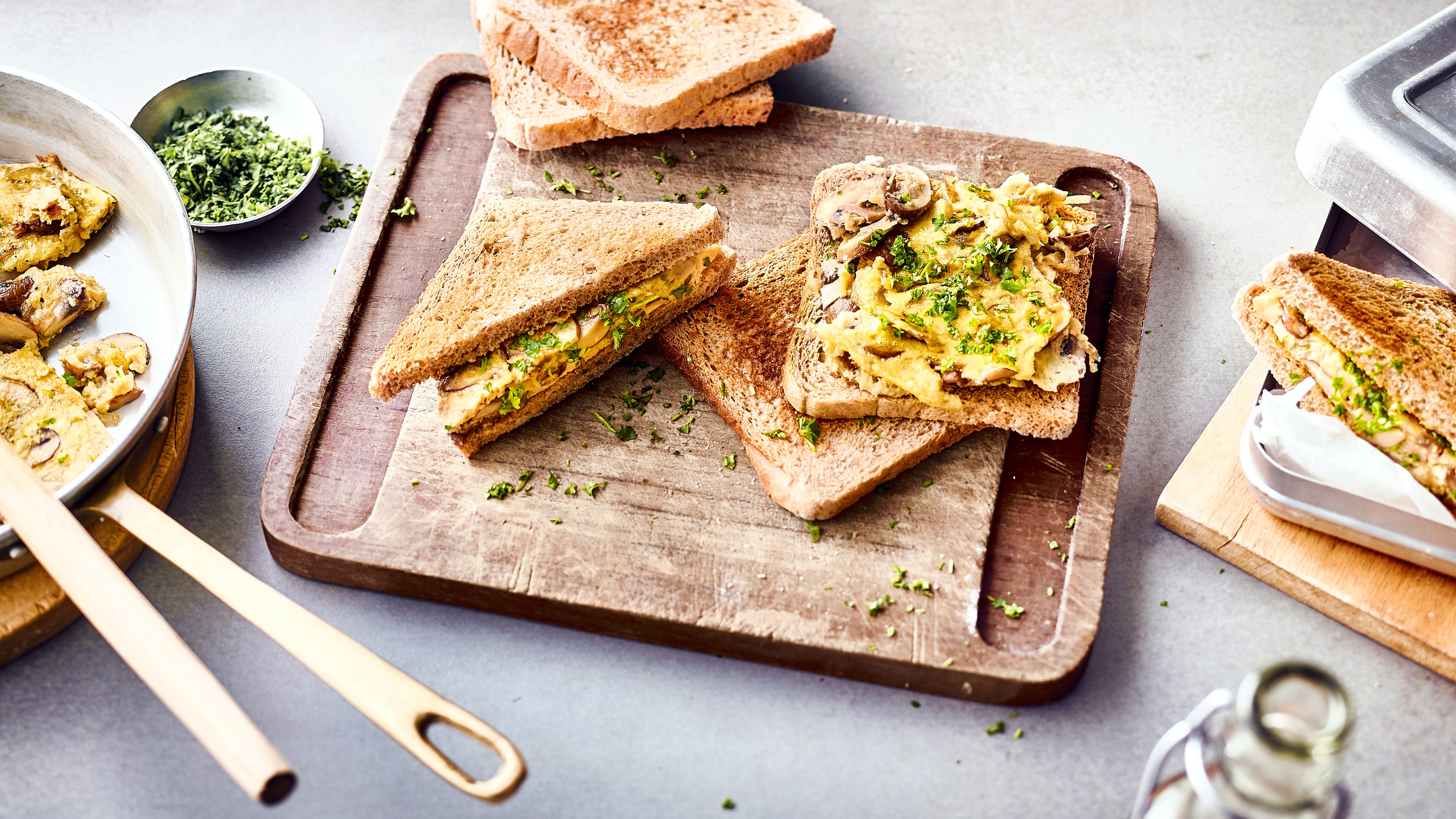 Vegetarisches Sandwich Kosten Sie unser vegetarisches Sandwich und überzeugen Sie sich selbst von der köstlichen Kombination aus Eiern, Champignons, Sellerie und Schalotten.