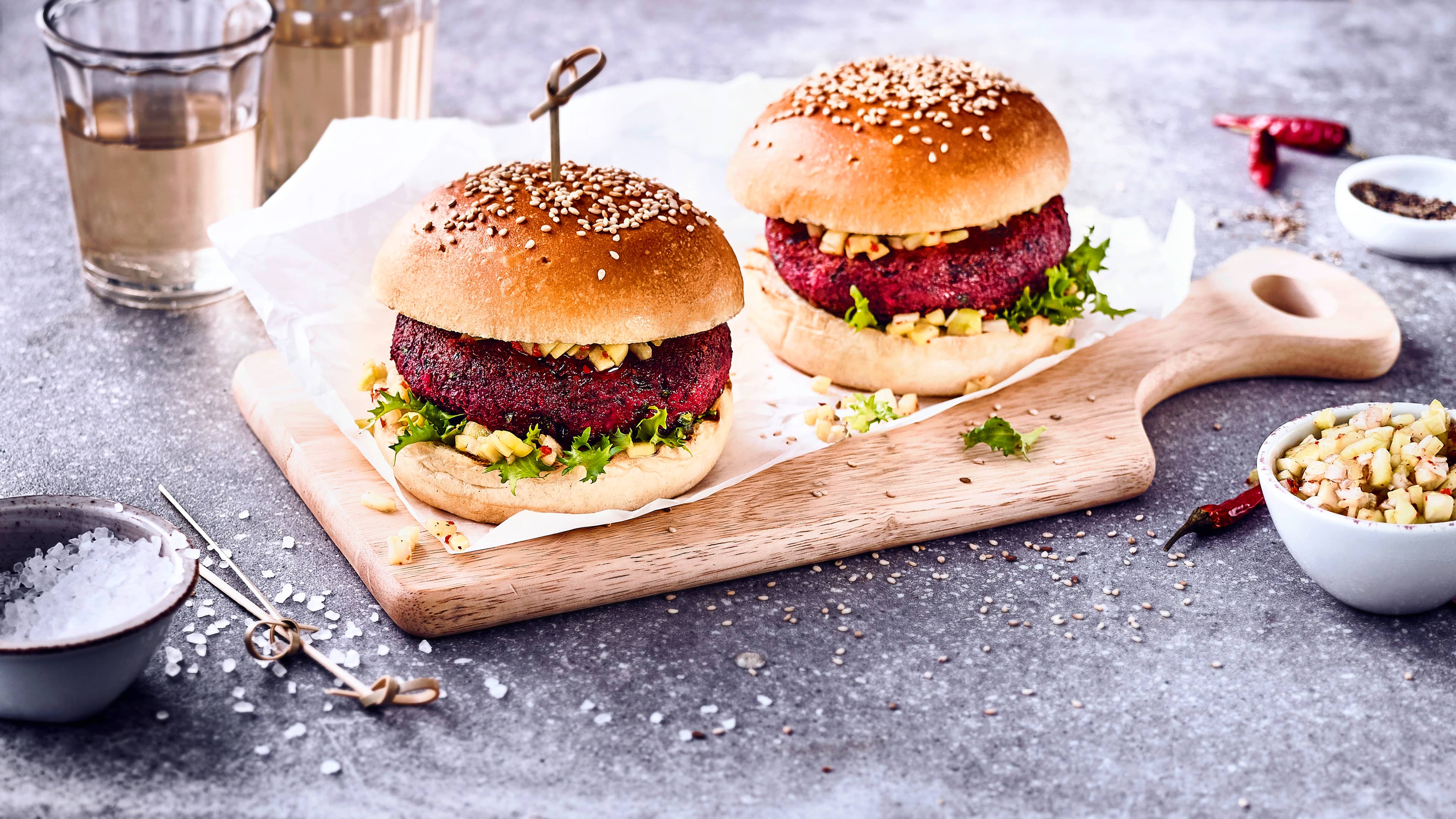 Veggie-Burger Köstlicher Burger-Genuss ohne Fleisch! Unser Rezept für leckere Veggie-Burger besticht mit selbstgemachten und Walnuss-Rote-Bete-Patties und einem Zwiebel-Gurken-Relish.