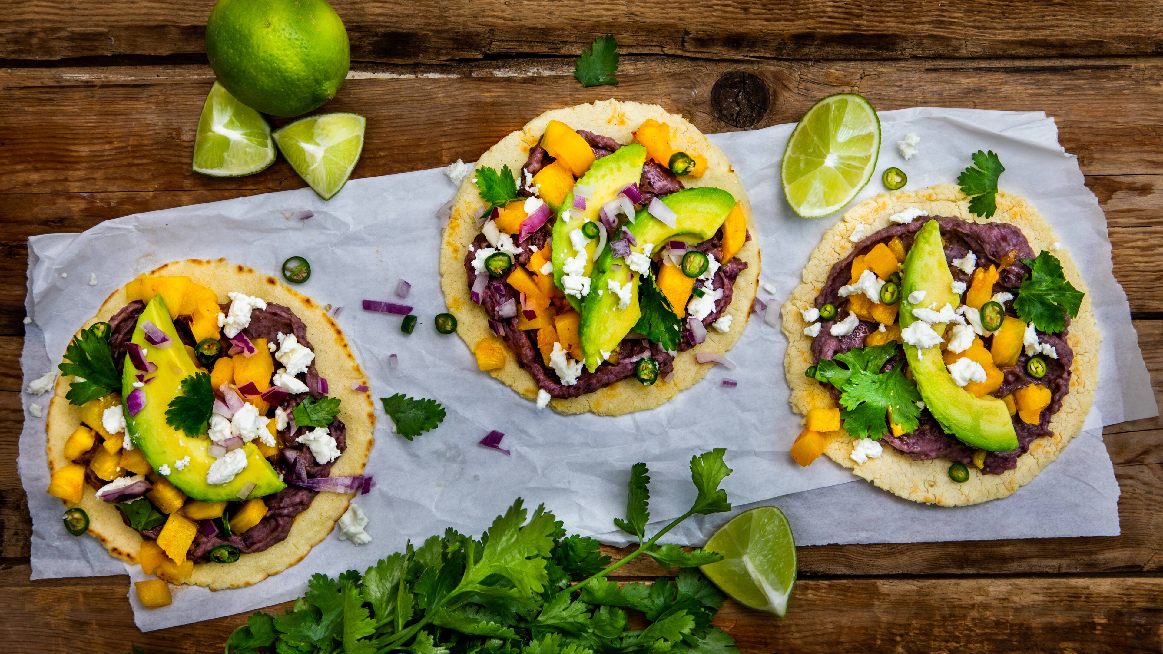 Veggie Tacos Tacos sind ein Gericht der mexikanischen Küche und ganz einfach selberzumachen: Probieren Sie doch mal die vegetarische Variante!