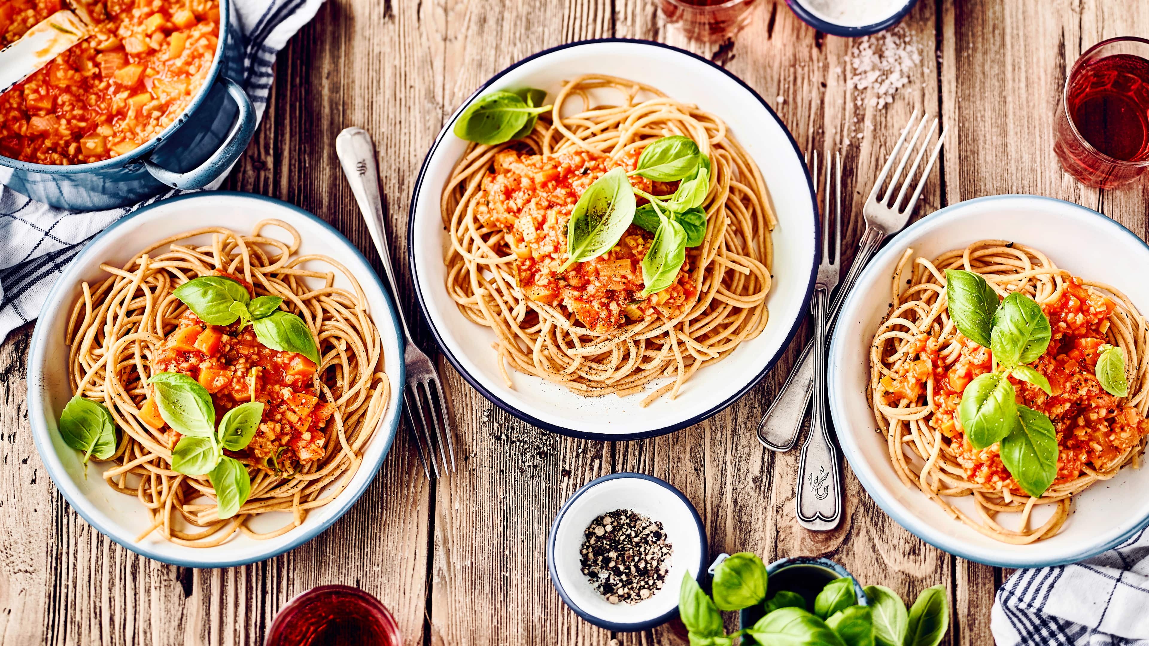 Sie mögen Pasta und den im Orient beliebten Hartweizen? Dann probieren Sie mal unser Rezept für Spaghetti mit Bulgur, Karotte, Lauch, Sellerie und passierten Tomaten – in 40 Minuten zubereitet!