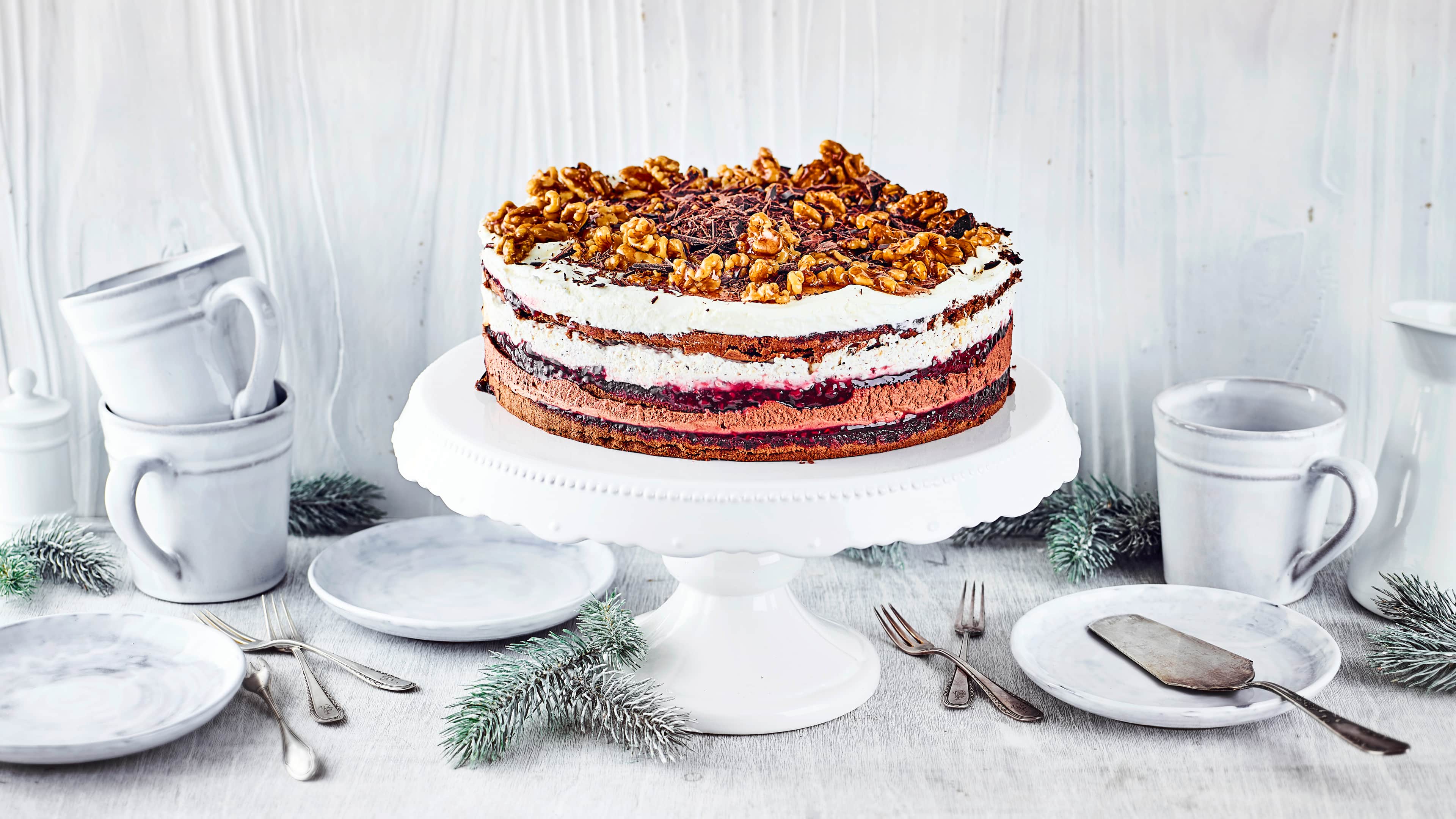 Walnuss-Schokoladentorte Dunkle Biskuitteig-Böden mit einer Cremefüllung aus Schokolade, Karamell-Walnüssen und Sahne. Eine festliche Torte für den Adventskaffee!