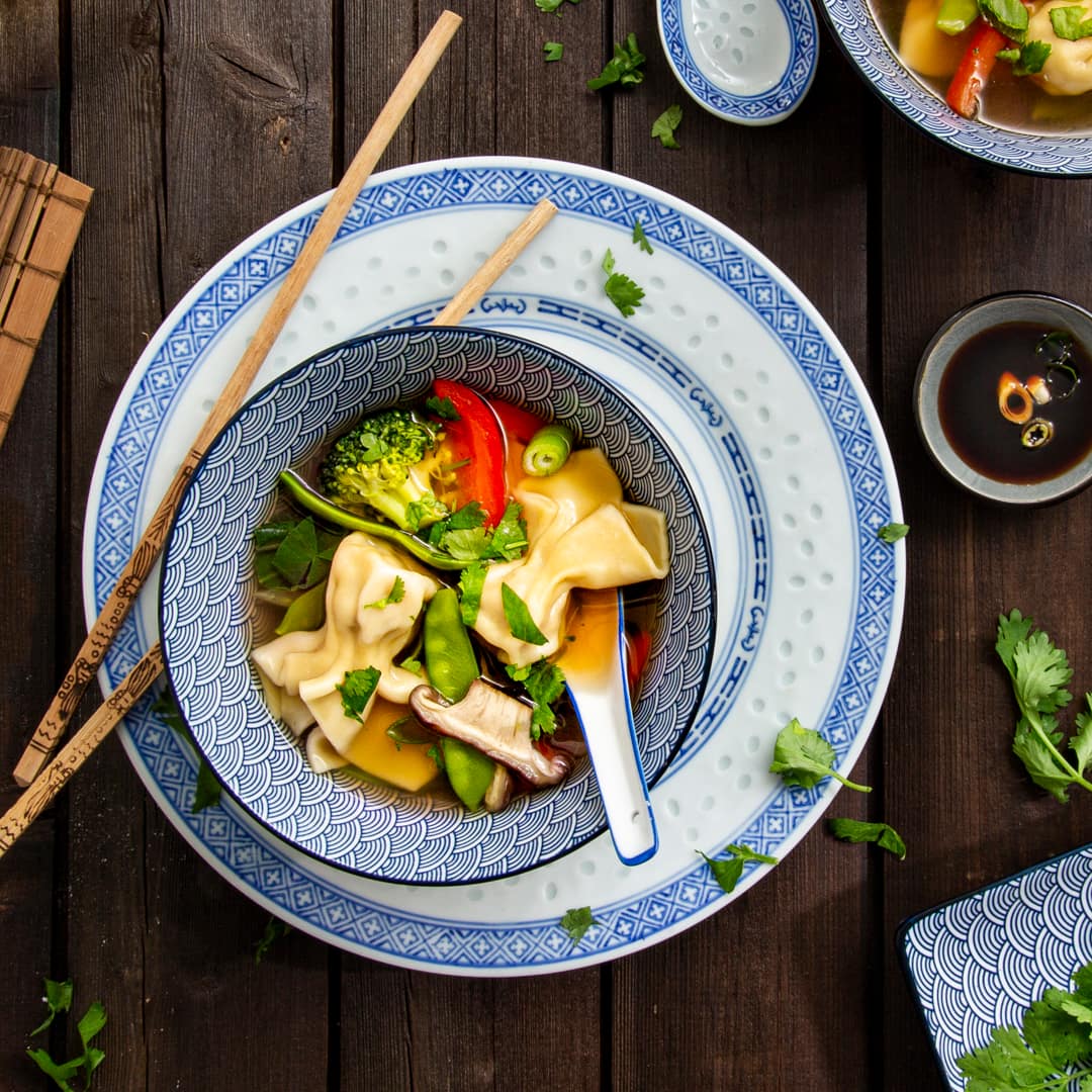 Die asiatische Küche kennt viele leckere Suppenkreationen mit exotischer Würze und feinen Einlagen. Dazu gehört auch unsere Wan-Tan-Suppe mit gefüllten Teigtaschen.