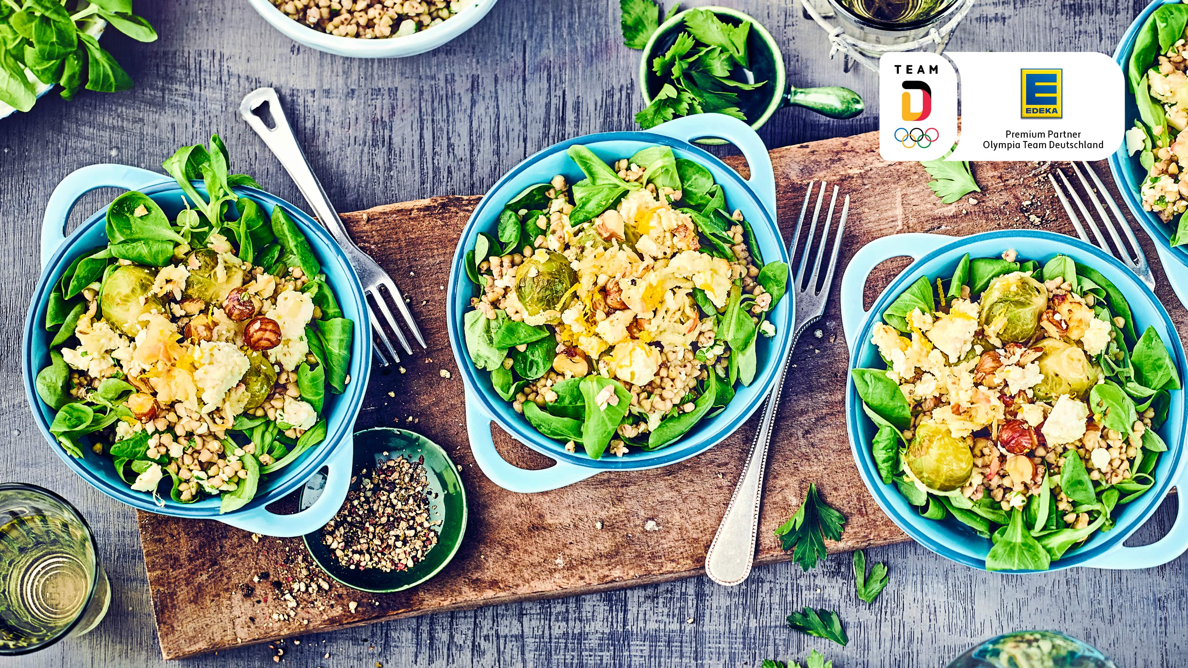 Warmer Buchweizensalat mit Feta und Orangesauce Ob als Vorspeise oder als Hauptgericht: Der warme Buchweizensalat mit Feta und Orangensauce vereint verschiedene Aromen zu einem ganz besonders Geschmack und gibt dazu noch extra viel Power!