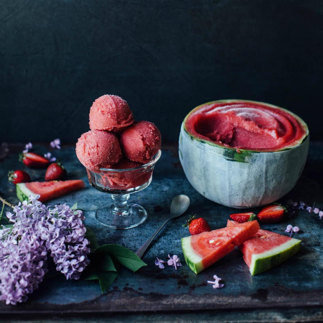 An heißen Tagen ist das Wassermelonen-Erdbeer-Sorbet die perfekte Erfrischung. Herrlich erfrischend und die Melone kann gleich als Eisschale verwendet werden.