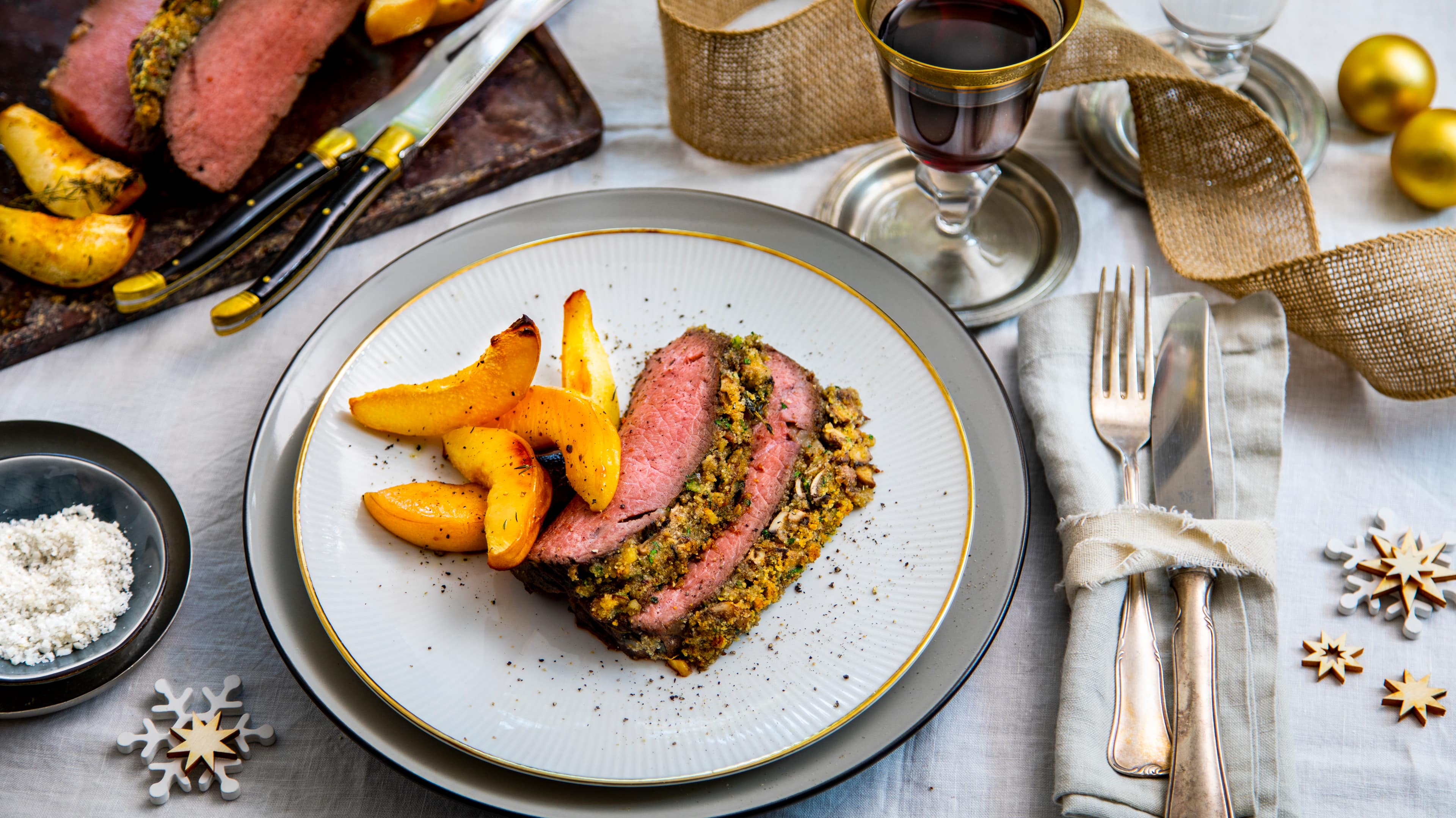 Weihnachtsbraten Weihnachtlichter geht es kaum! Unser Weihnachtsbraten kommt vom Hirsch und wird mit grünem Speck, Quitten und einer Kruste aus Champignons, Walnüssen und weihnachtlichen Gewürzen kombiniert: Wir wünschen ein frohes Fest!