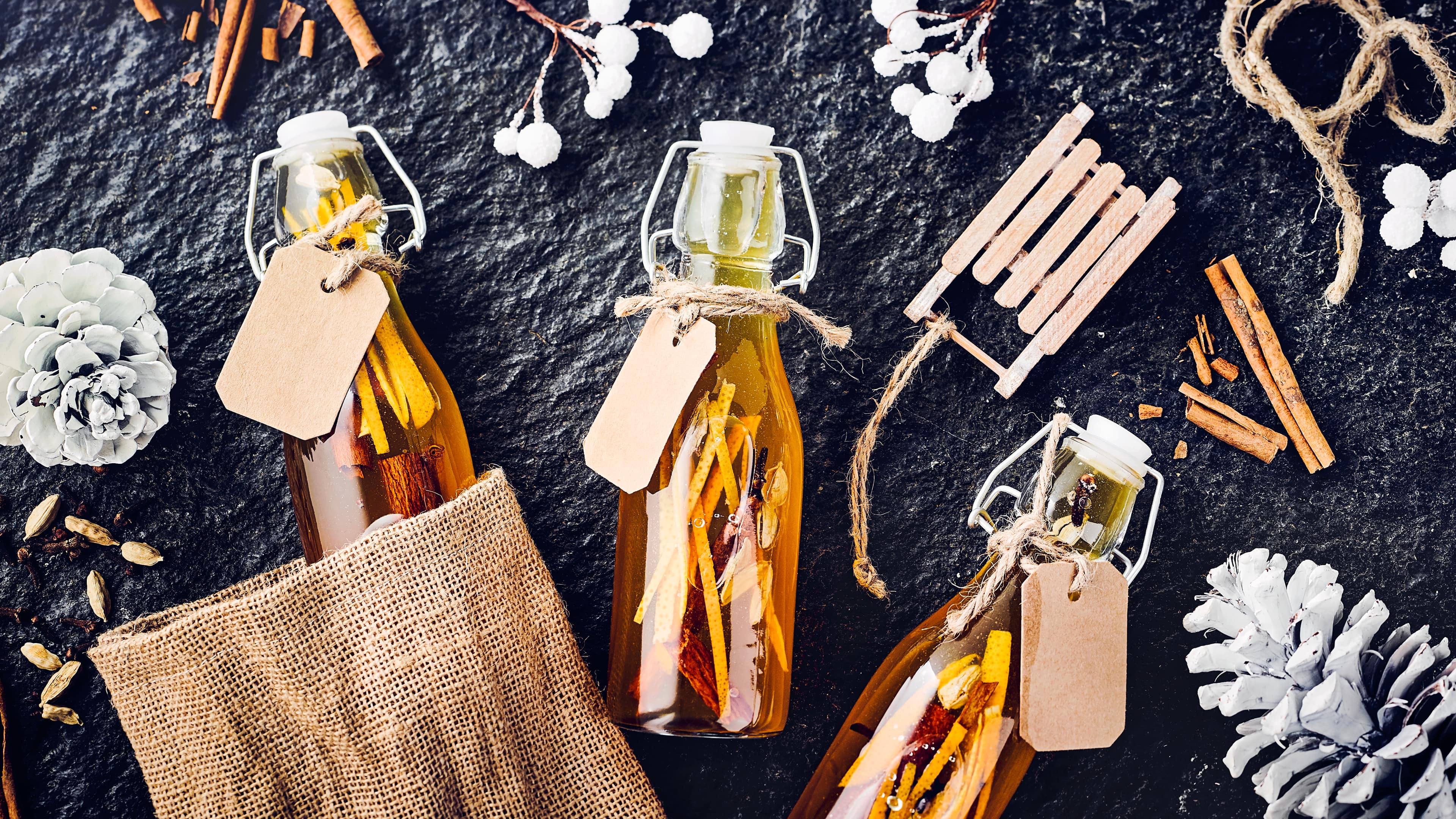 Weihnachtslikör Unser Weihnachtslikör mit Ingwer, Zimt und Nelken ist das perfekte Geschenk in der Flasche für liebe Menschen an den Feiertagen!