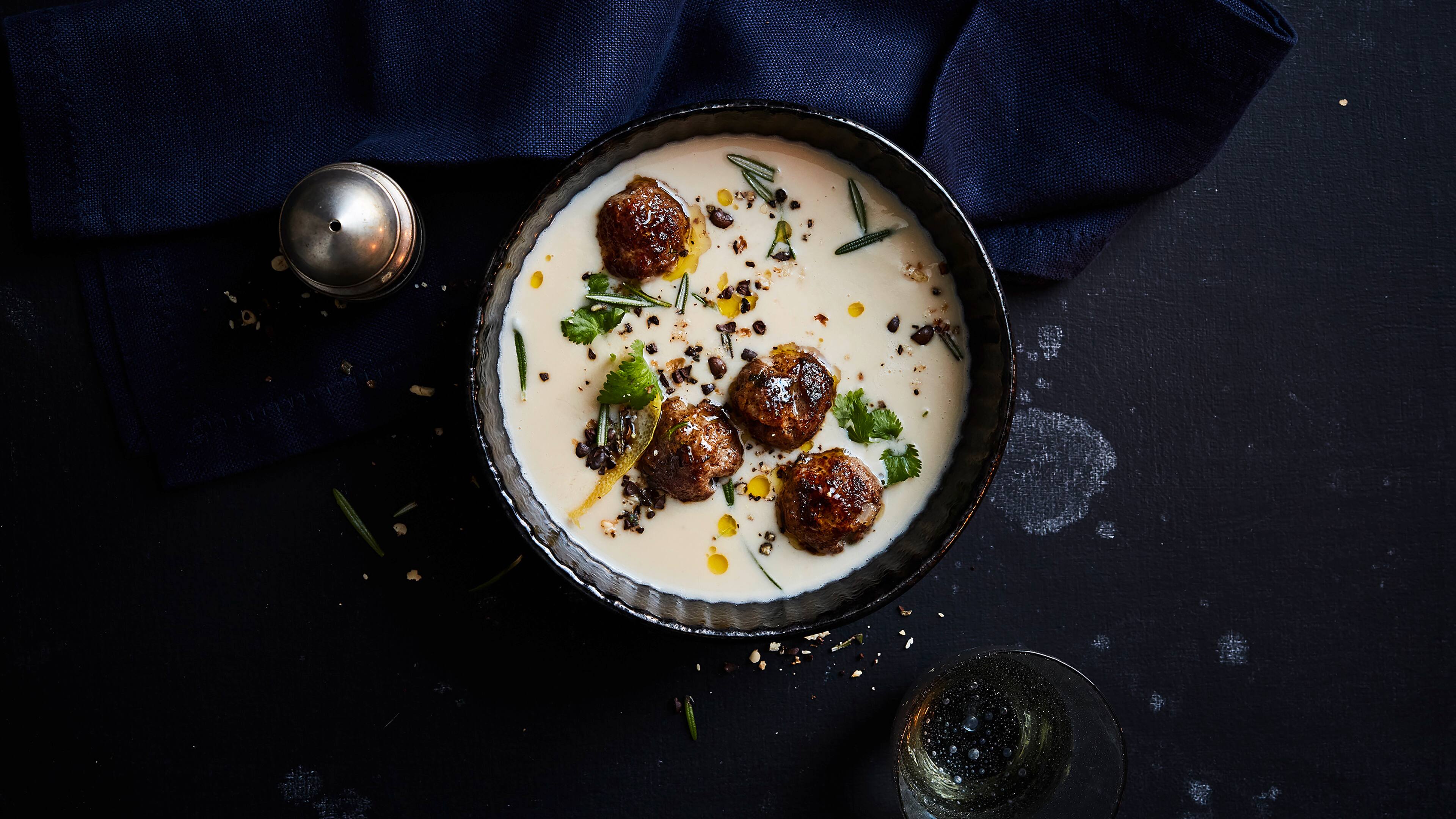 Weiße Bohnensuppe mit Hackbällchen und Gremolata Unsere Weiße Bohnensuppe: deftig & gesund - Köstlichkeit aus Hülsenfrüchten mit Hackbällchen und einem aromatischen Kaffee-Gremolata.