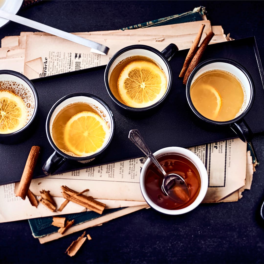 Mal etwas anders als klassicher Glühwein: Unser weißer Punsch mit Orangensaft, Weißwein, Honig und Rum - verfeinert mit kandierten Orangen.