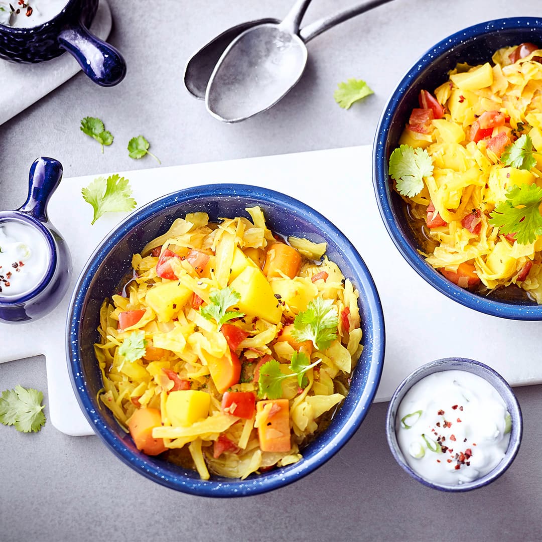 Curry mal anders: Unser Rezept für ein vegetarisches Curry mit Weißkohl, Kartoffeln, Karotten und Tomaten - dazu ein Koriander-Dip.