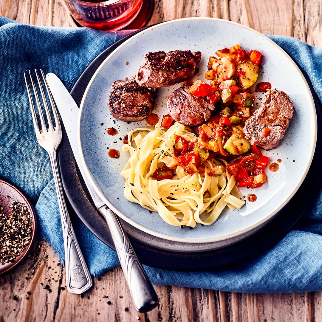 Es muss nicht immer Schnitzel sein: Sorgen Sie für kulinarische Abwechslung und probieren Sie unser Wildschweinbraten-Rezept für saftiges, aromatisches Fleisch aus.