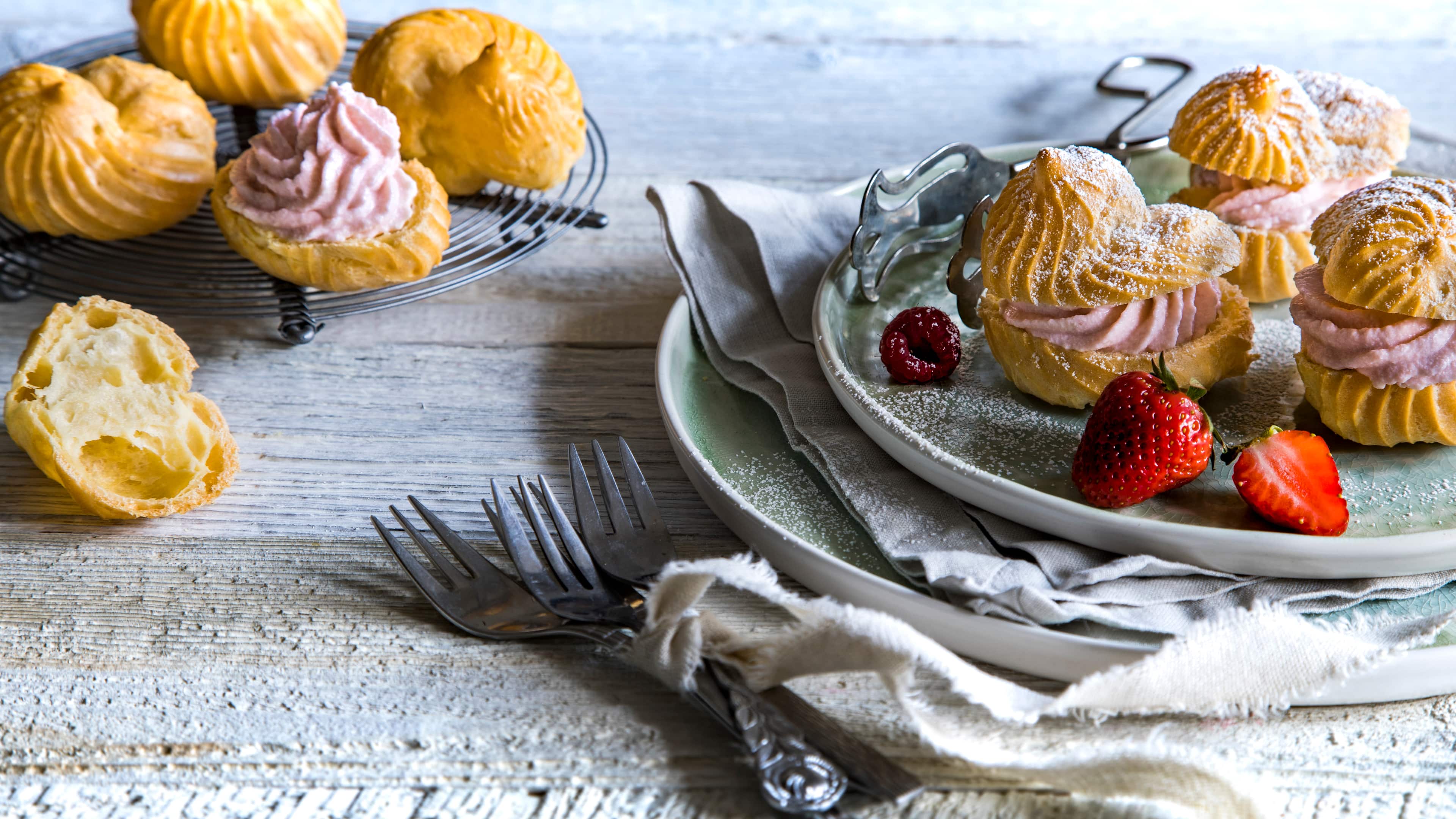 Kleine Windbeutel mit einer leckeren Beeren-Frischkäsefüllung zum Selbermachen. Ob als köstliches Dessert oder als Snack zwischendurch – schmecken tun sie immer!