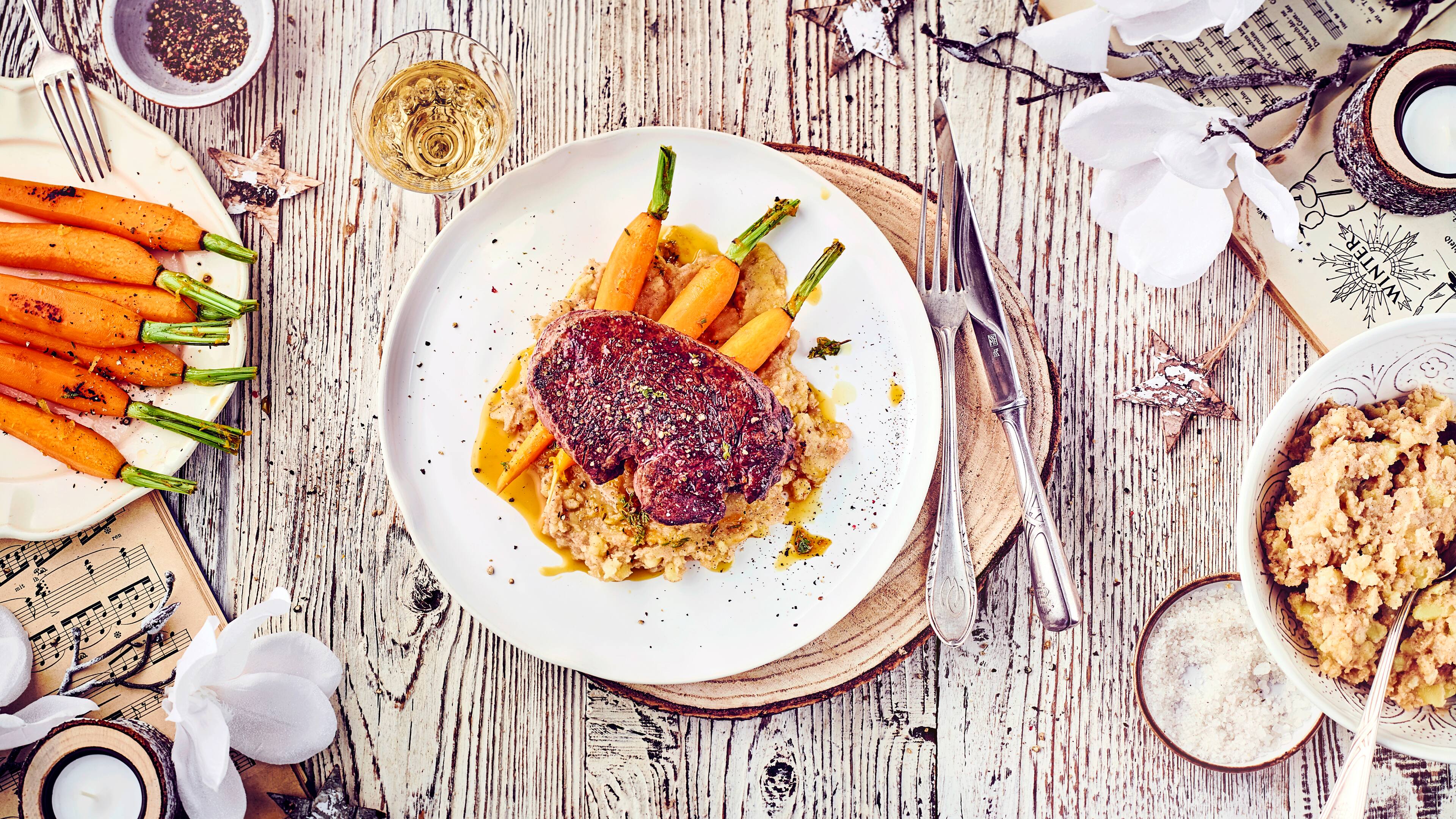 Winterliches Rinderfilet mit Honig-Majoran-Möhren an Zimt-Kartoffelstampf Mit unserem winterlichen Rinderfilet mit Honig-Majoran-Möhren an Zimt-Kartoffelstampf zaubern Sie die perfekte Hauptspeise für das große Weihnachtsessen!