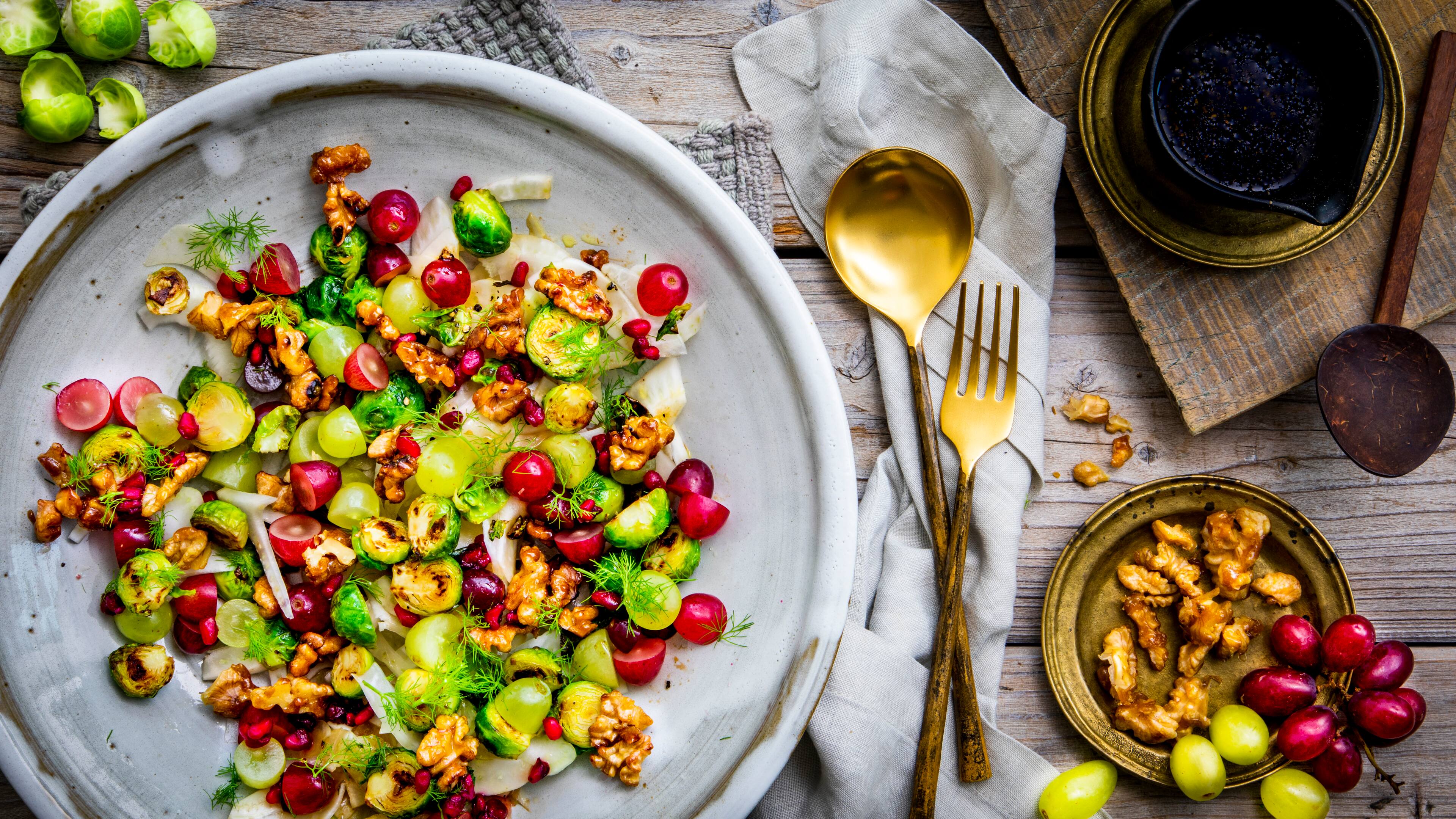 Wintersalat Da man im Winter ja bekanntlich besonders viele Vitamine braucht, gibt es hier eine Extraportion davon. Unser Wintersalat mit Rosenkohl, Walnüssen, Fenchel und Granatapfelkernen ist genau das Richtige für triste Wintertage.