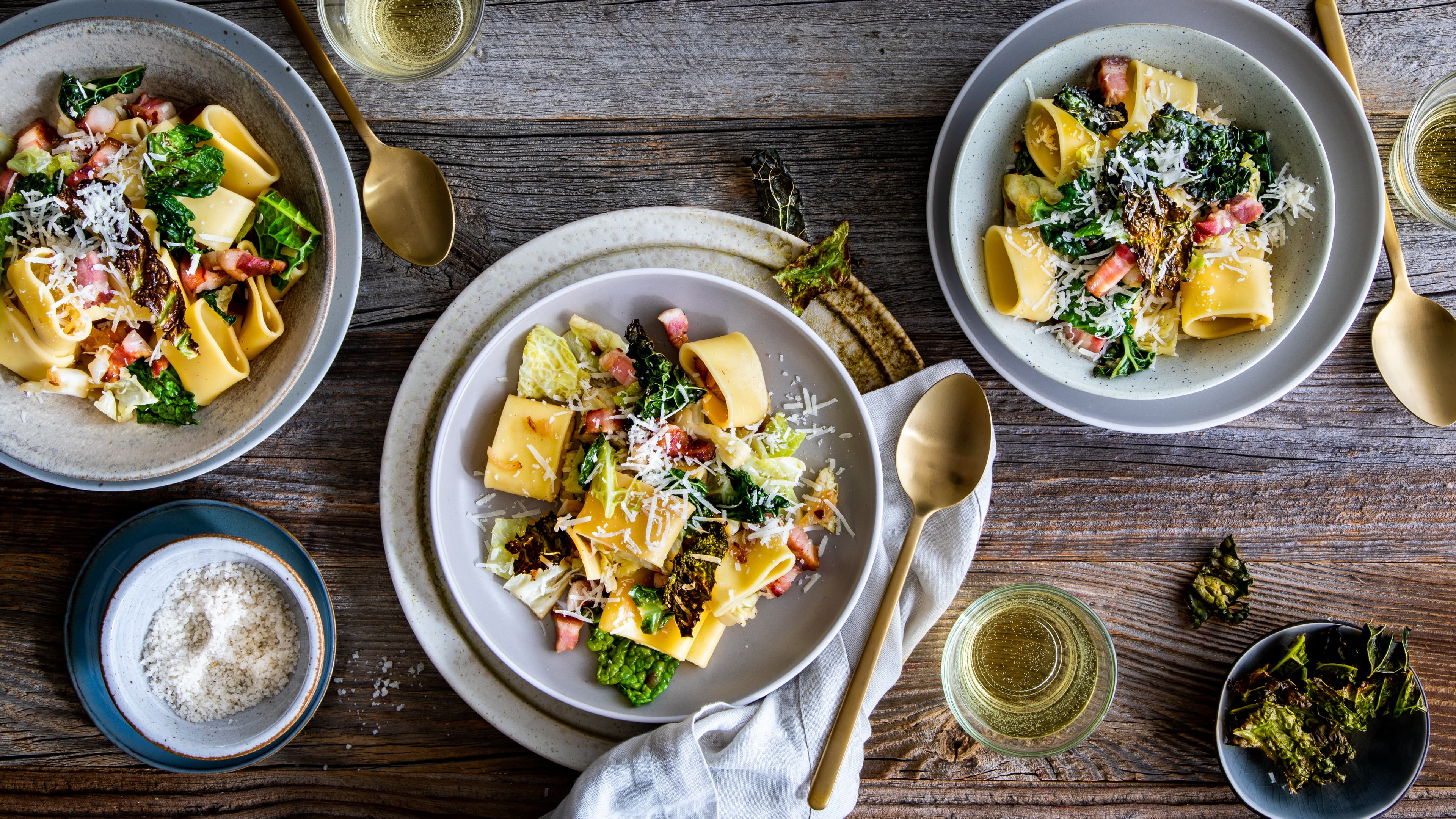 Mit Parmesan und Bacon schmeckt der zarte feine Kohl besonders lecker in unserer Wirsing-Pasta: Genau das richtige für den Herbst und Winter!