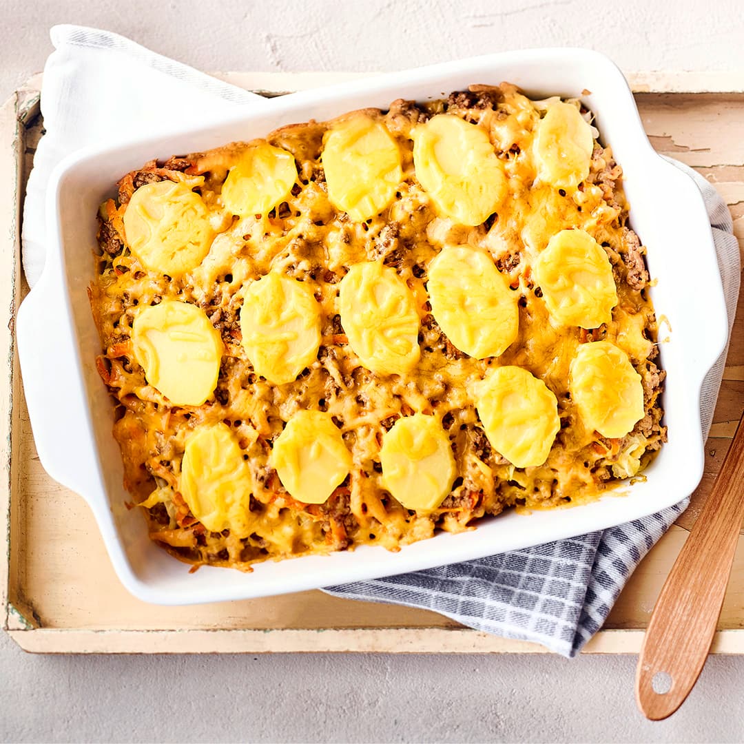 Wirsing-Liebhaber aufgepasst: Unser Wirsingauflauf mit Kartoffeln, Hackfleisch und sahniger Soße wird knusprig mit Käse überbacken und schmeckt superlecker.