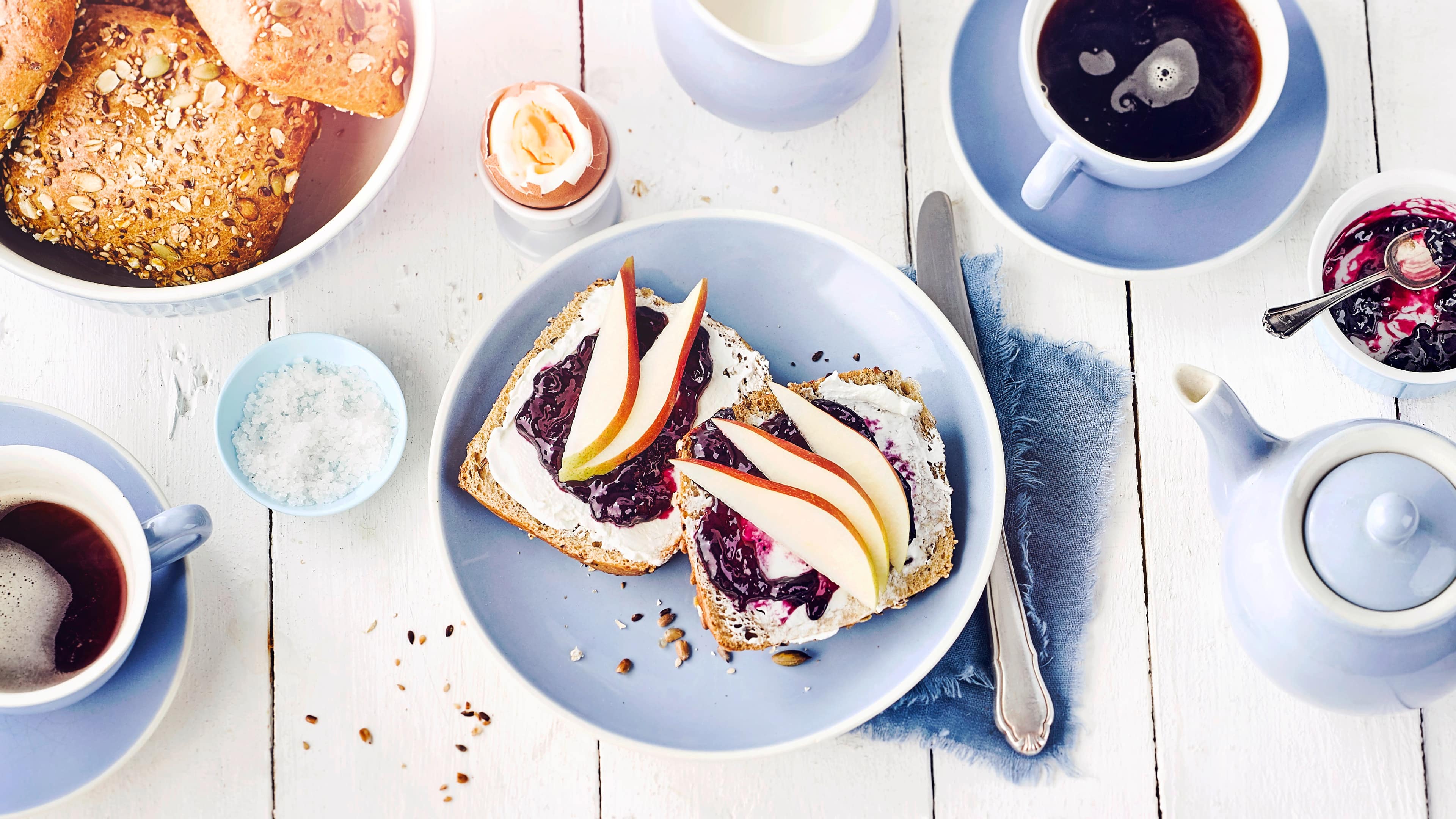 Frühstücksbrötchen Starten Sie mit knusprig frischen Frühstücksbrötchen in den Tag: Mit unserem Rezept belegen Sie Ihr Gebäck mit leckeren Zutaten wie Frischkäse und Birne.