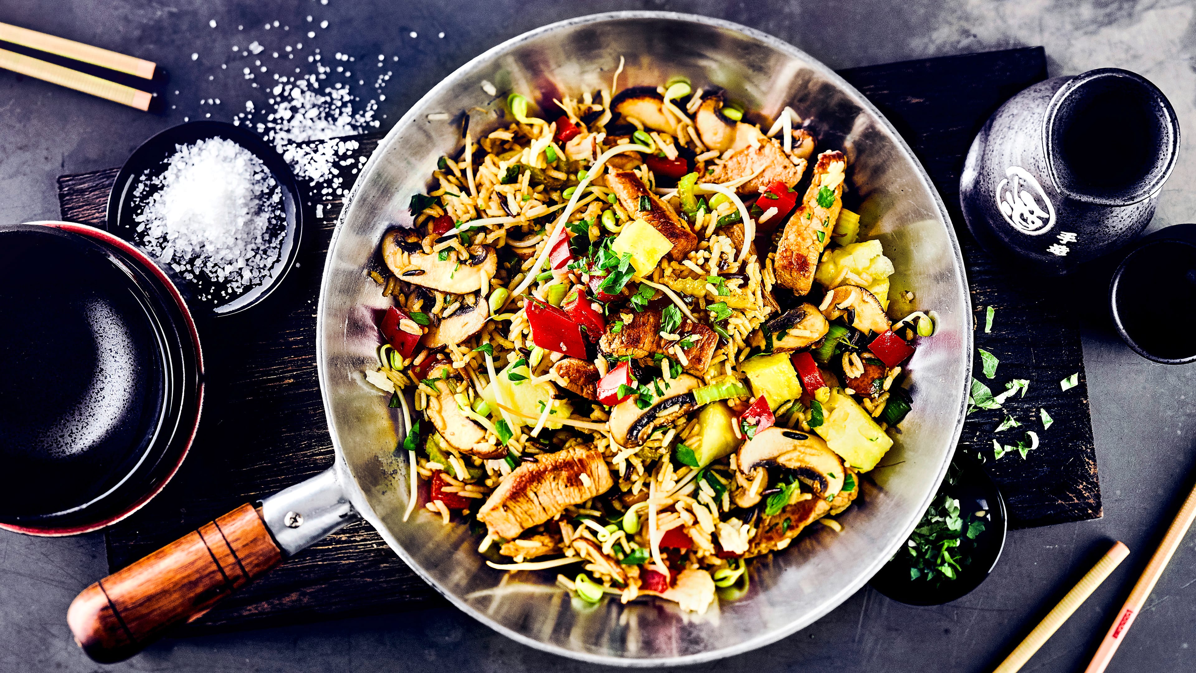 Das Kochen mit dem Wok geht blitzschnell und zaubert leckere Gerichte auf den Tisch. Probieren Sie unsere Wokpfanne mit knackigem Gemüse und Schweinefleisch – so macht die Asia-Küche Spaß!