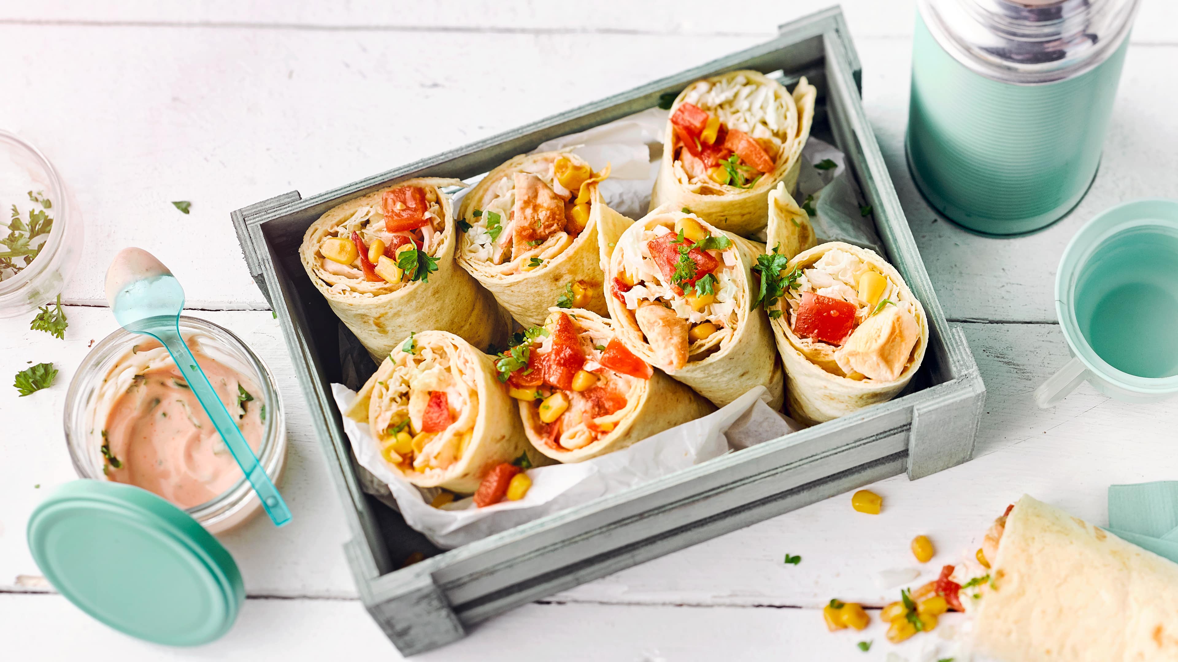 Wraps mit Hähnchenbrust Unsere einfachen Wraps mit Hähnchenbrust und leichtem Tomaten-Joghurt-Dip sind ein herzhafter Tex-Mex-Genuss für die ganze Familie – unbedingt probieren!