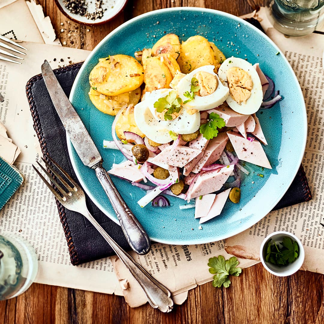 Unser Rezept für einen herzhaften Wurstsalat mit Bratkartoffel, Zwiebel, Gewürzgurke und Rettich ist leicht zuzubereiten – probieren Sie es gleich aus!