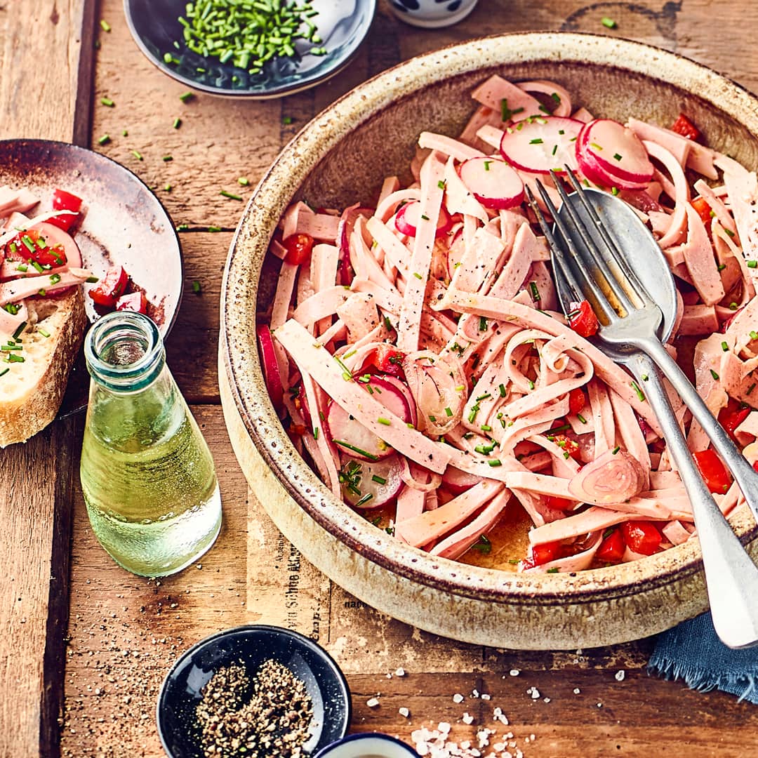 Probieren Sie unseren herzhaften Wurstsalat aus Lyoner, mit Radieschen und Paprikaschoten.