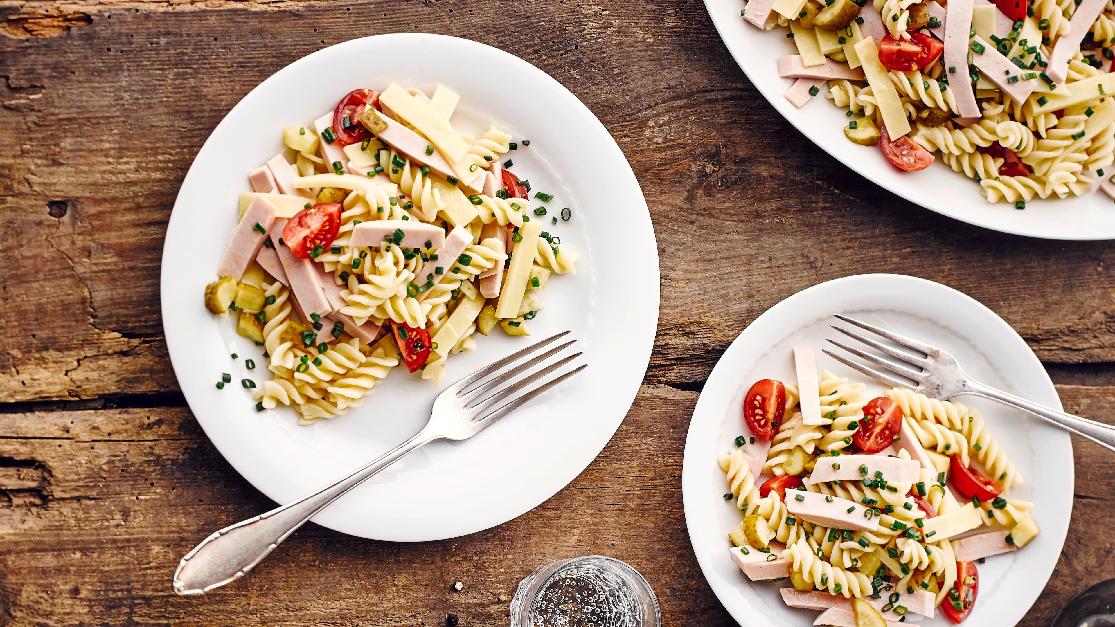 Wurstsalat Genießen Sie mit einem Wurstsalat ein herzhaft-deftiges Gericht, das zu Nudeln, Kartoffeln und Brot gleichermaßen passt. EDEKA liefert die Rezeptideen.