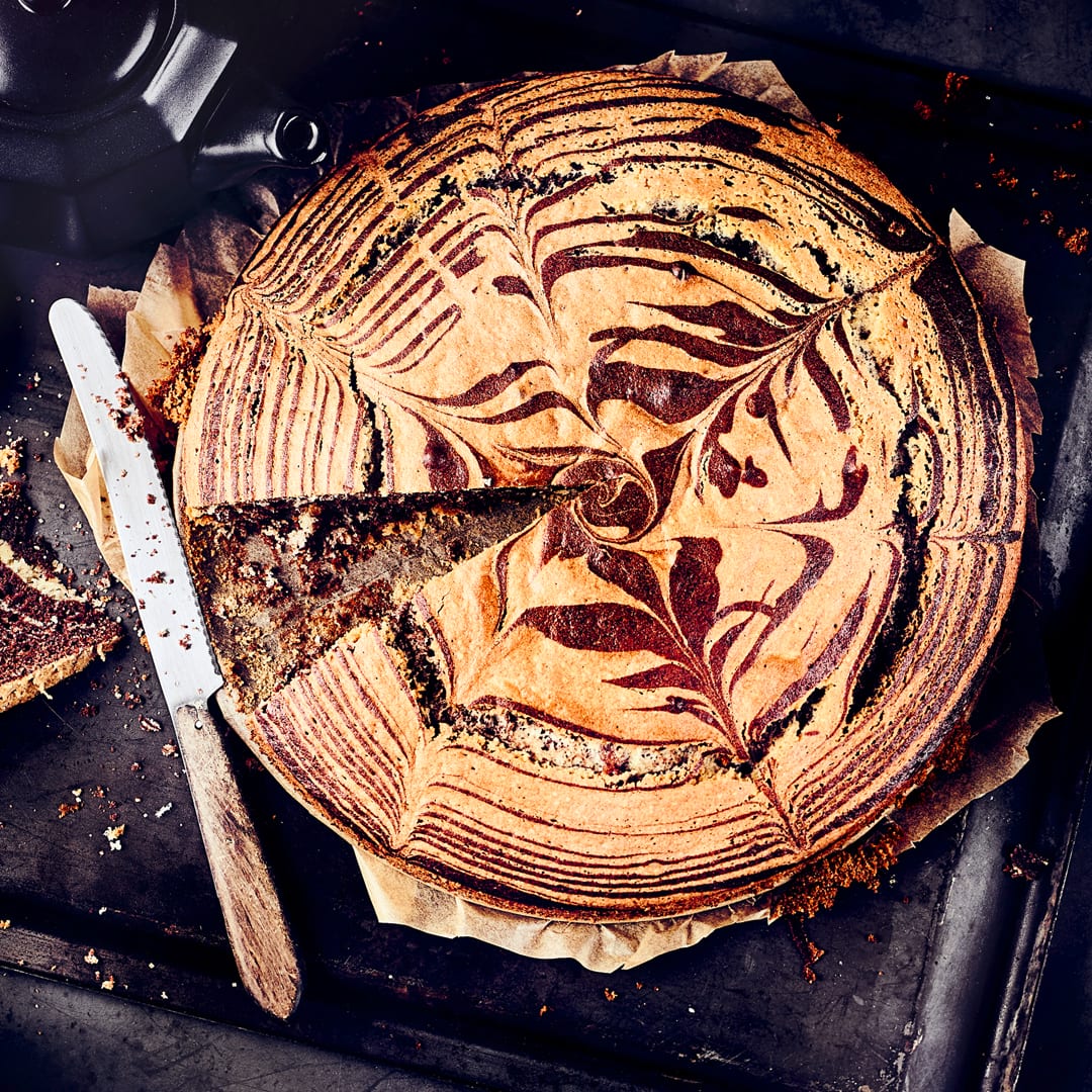 Heller und dunkler Teig gemischt muss nicht immer einen Marmorkuchen ergeben: Mit ein paar Tricks wird es ein super saftiger Zebrakuchen!