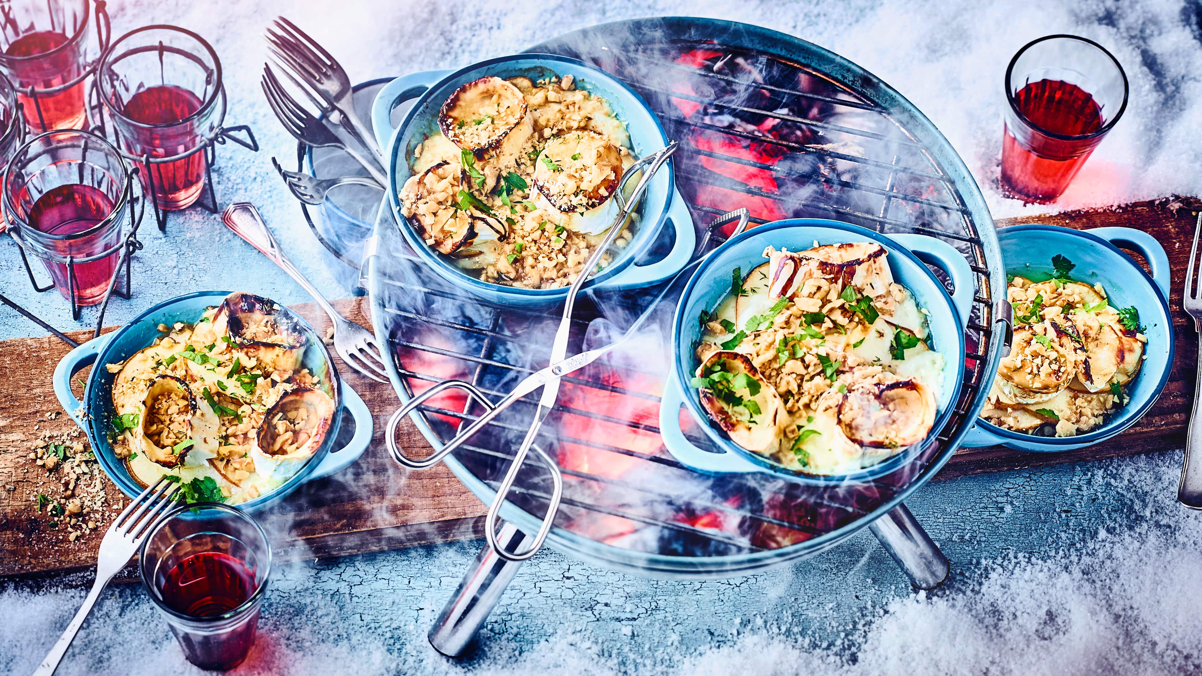 Ziegenkäse in Walnusskruste Grillen im Winter? Aber natürlich! Unser Ziegenkäse in Walnusskruste schmeckt aber natürlich auch im Sommer. Und im Frühling oder Herbst. Eigentlich immer!