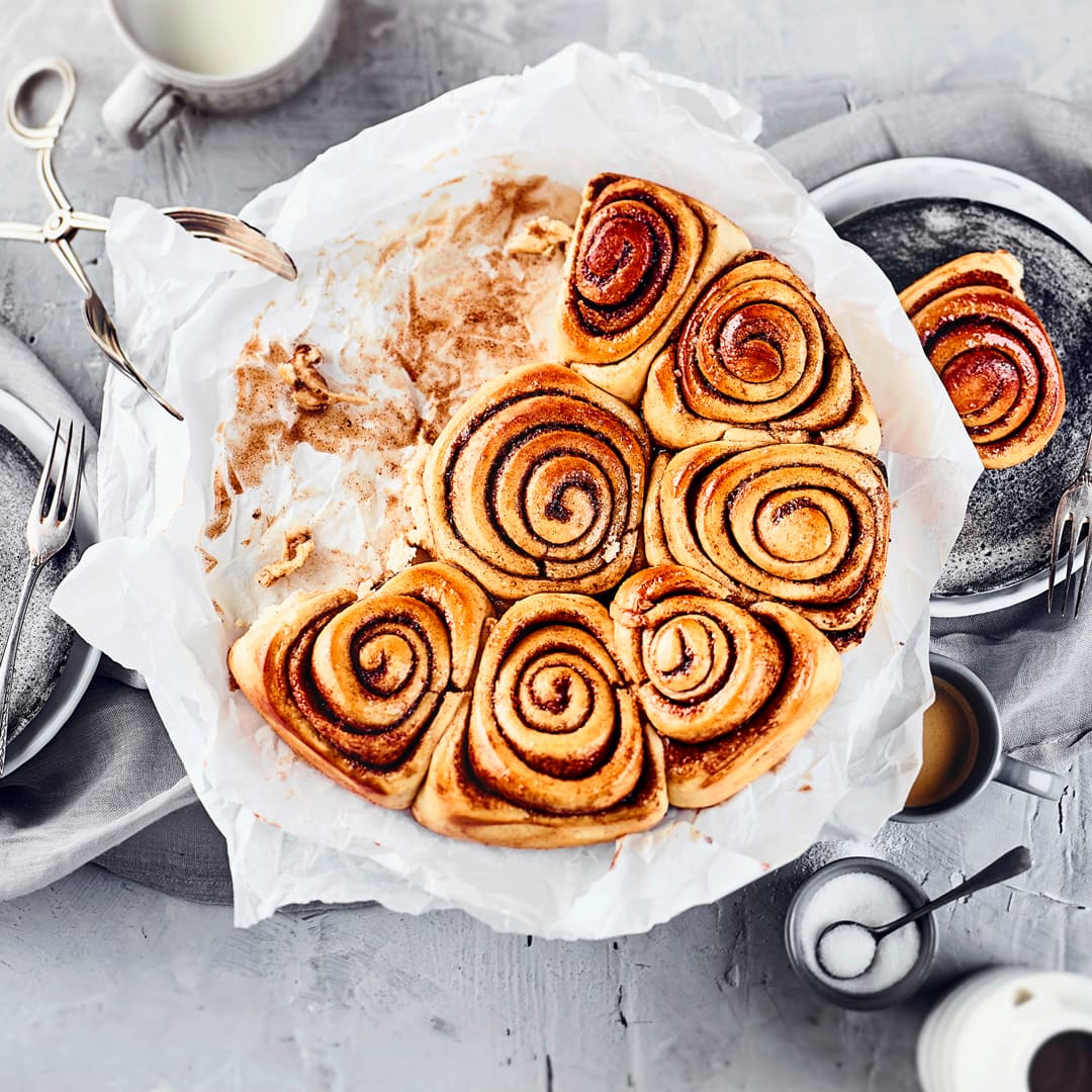 Der Duft von Zimtschnecken im Ofen ist unübertroffen. Und da sie auch noch so lecker sind backen wir daraus doch einfach einen köstlichen Zimtschneckenkuchen.