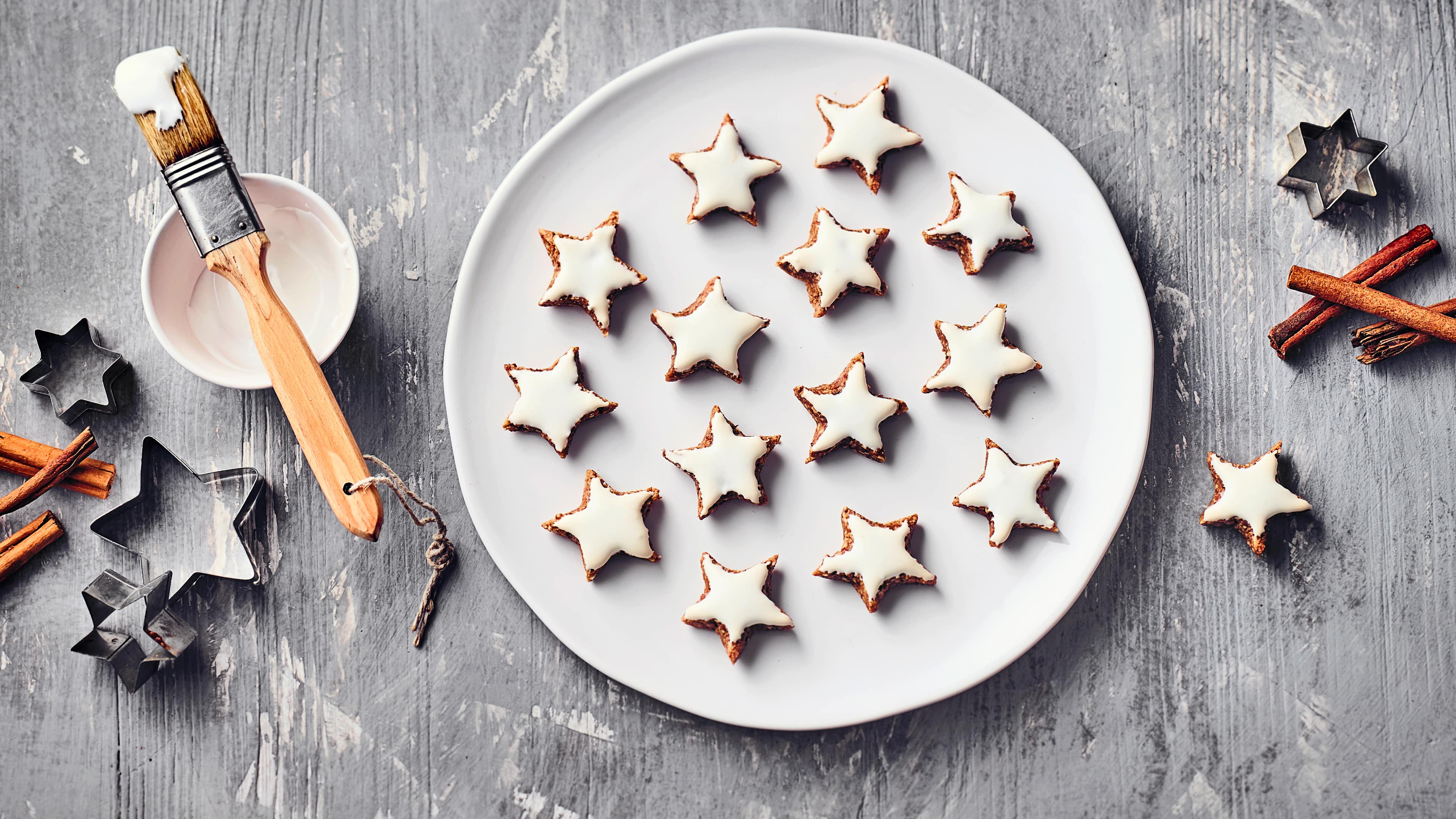 Zimtsterne ohne Zucker Auf den Zimt wollen wir natürlich nicht verzichten, dafür aber auf den klassischen Industrie-Zucker. Probieren Sie einmal unser Rezept für selbstgemachte Zimtsterne ohne Zucker.