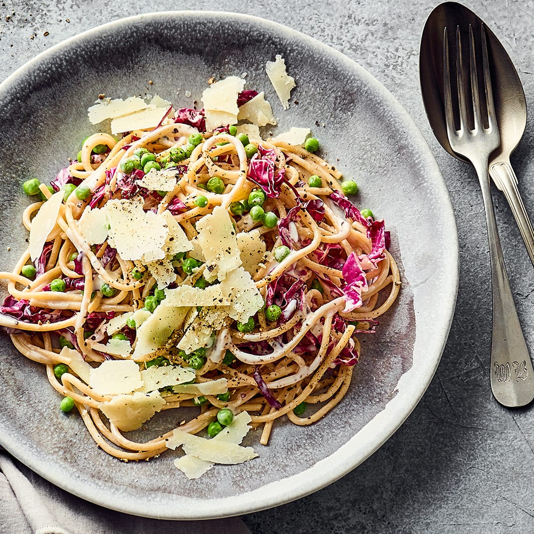 Pasta-Saucen kann man nie genug kennen! Probieren Sie doch einmal unsere Zitronen-Erbsen-Vollkornspaghetti mit Ziegenkäse und Radicchio!