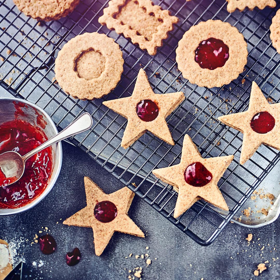 Kombinieren Sie Nuss und Marmelade zu einem fruchtig-aromatischen Mandelgebäck mit Füllung: Genießen Sie diese Plätzchen zu Weihnachten oder zwischendurch!