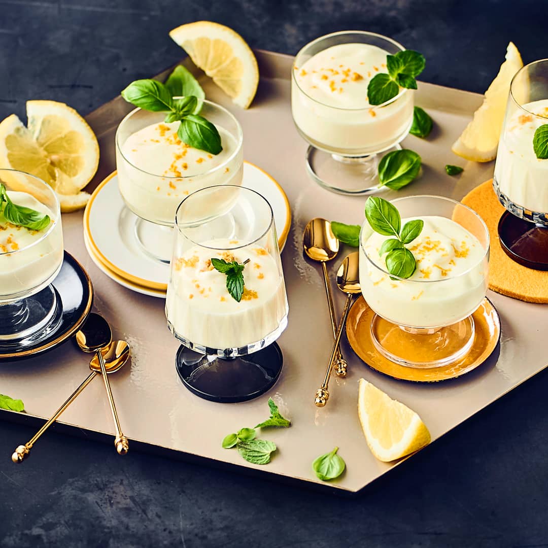 Ein erfrischendes Dessert für den Sommer gefällig? Unser Rezept für selbstgemachtes Zitronenmousse ist ganz einfach und genau das Richtige wenn es nicht immer Schokolade sein soll.
