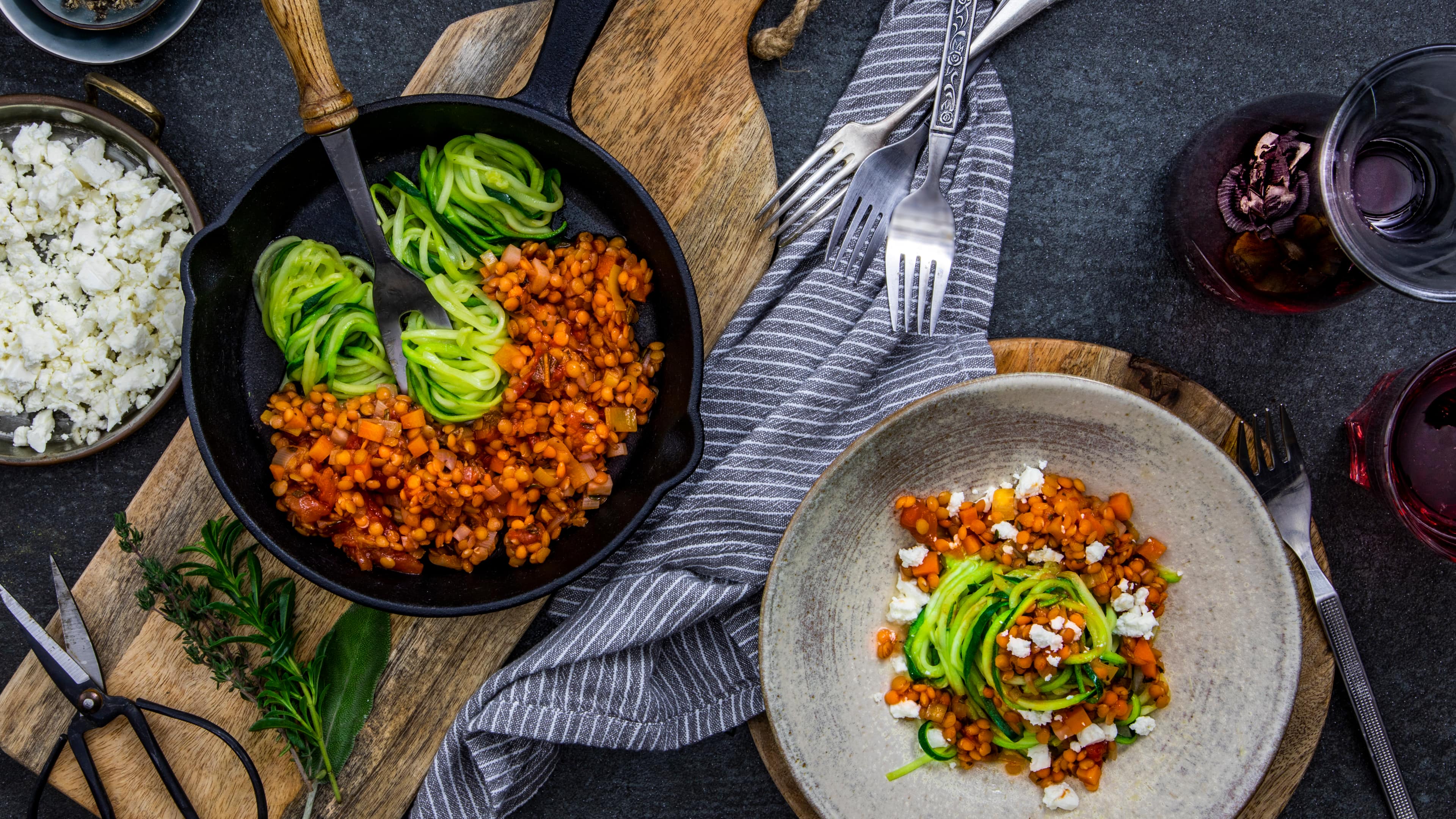 Zoodles Zoodles sind die kohlenhydratarme Variante zu normalen Nudeln und dazu noch richtig lecker! Die aus Zucchini hergestellten Streifen lassen sich am besten mit einer vegetarischen Linsenbolognese und aromatischem Feta kombinieren.