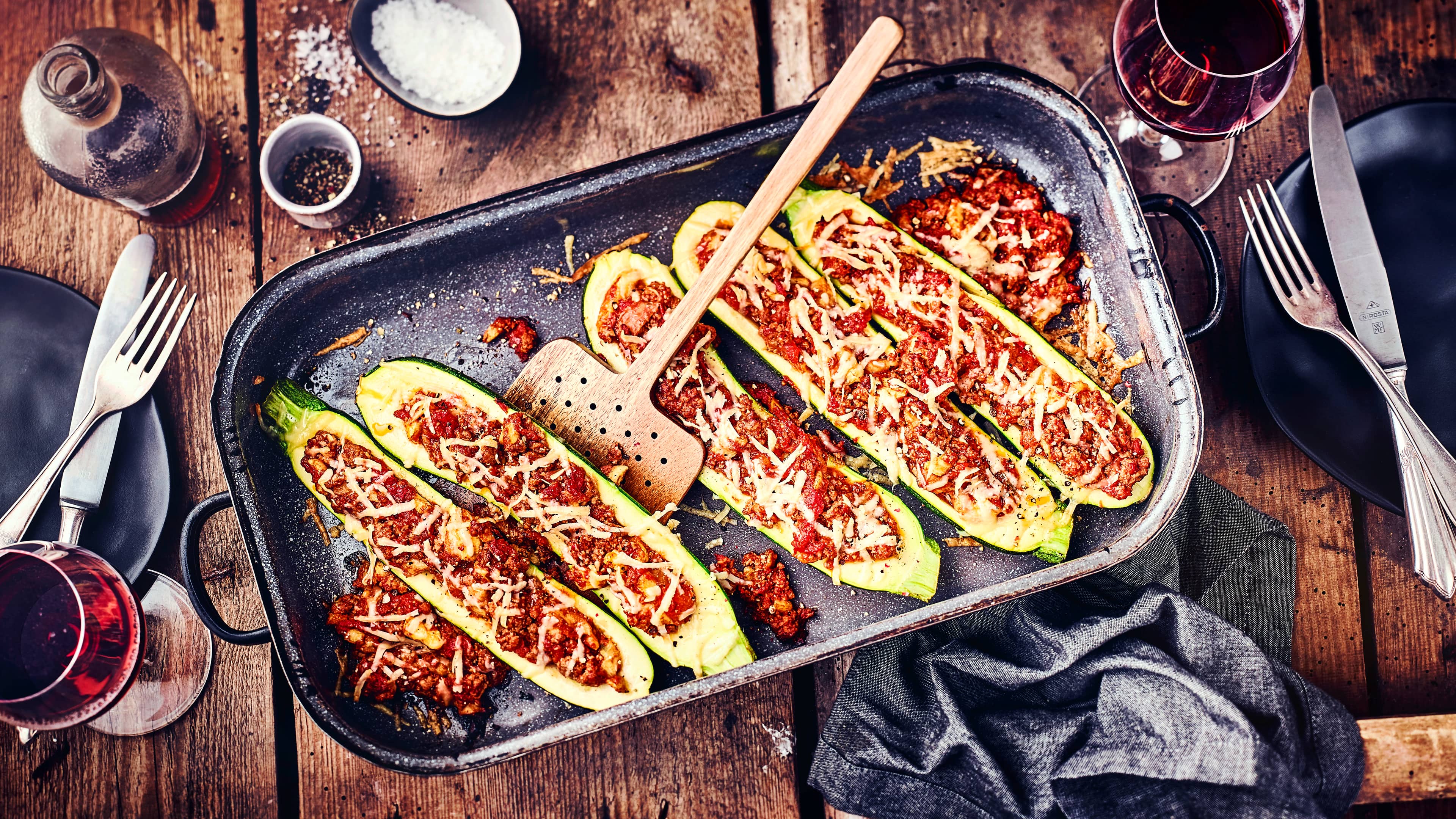 Zucchini mit Hackfüllung Zucchini sind so vielseitig und lassen einiges mit sich machen. Daher haben wir die Zucchini einmal mit Hackfleisch und Tomaten gefüllt.