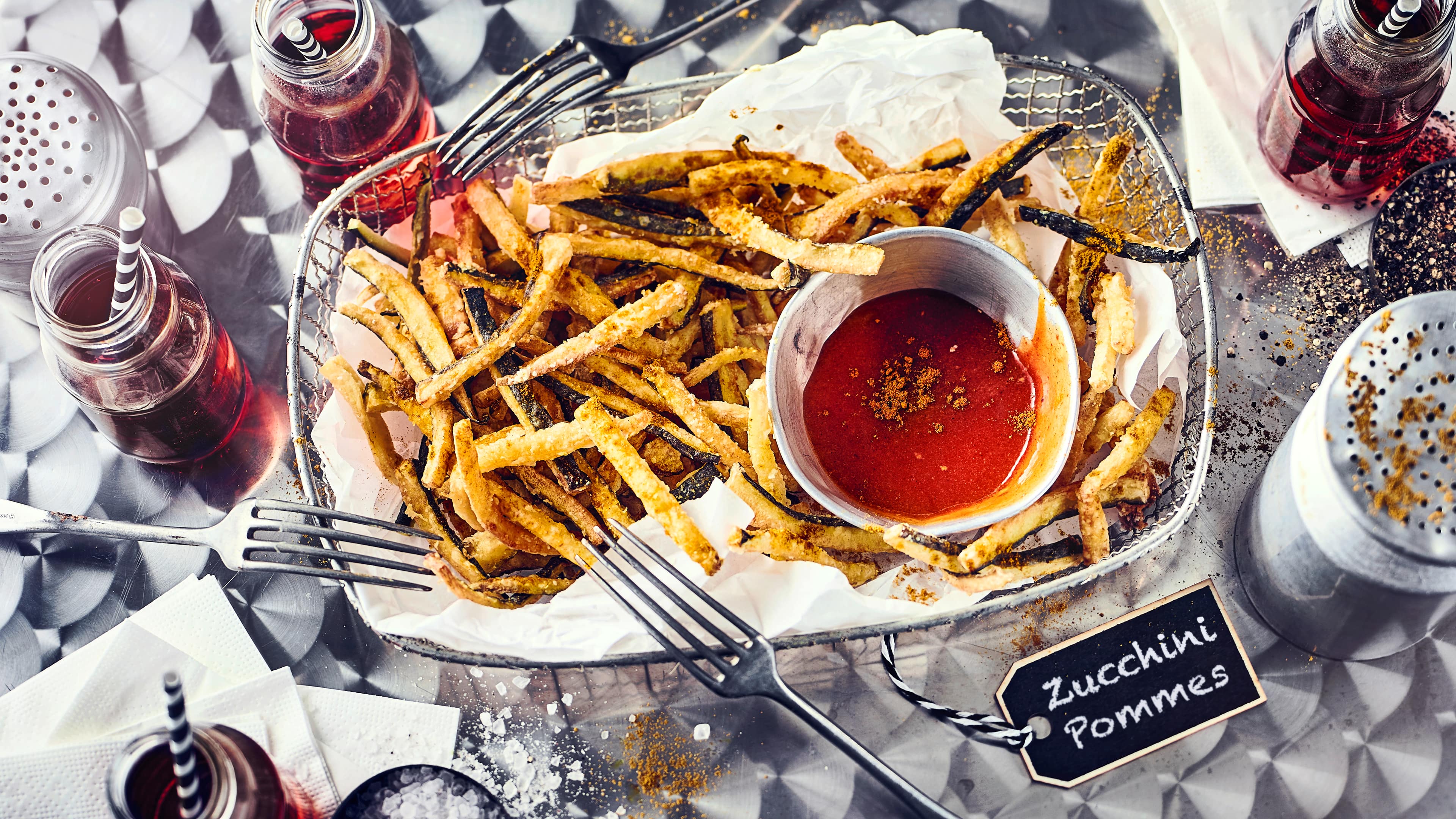 Zucchini Pommes Gesünder als normale Pommes und mit frischem Kräuter-Dip ein echter Genuss sollten Sie unser Rezept für selbstgemachte Zucchini Pommes unbedingt einmal ausprobieren.