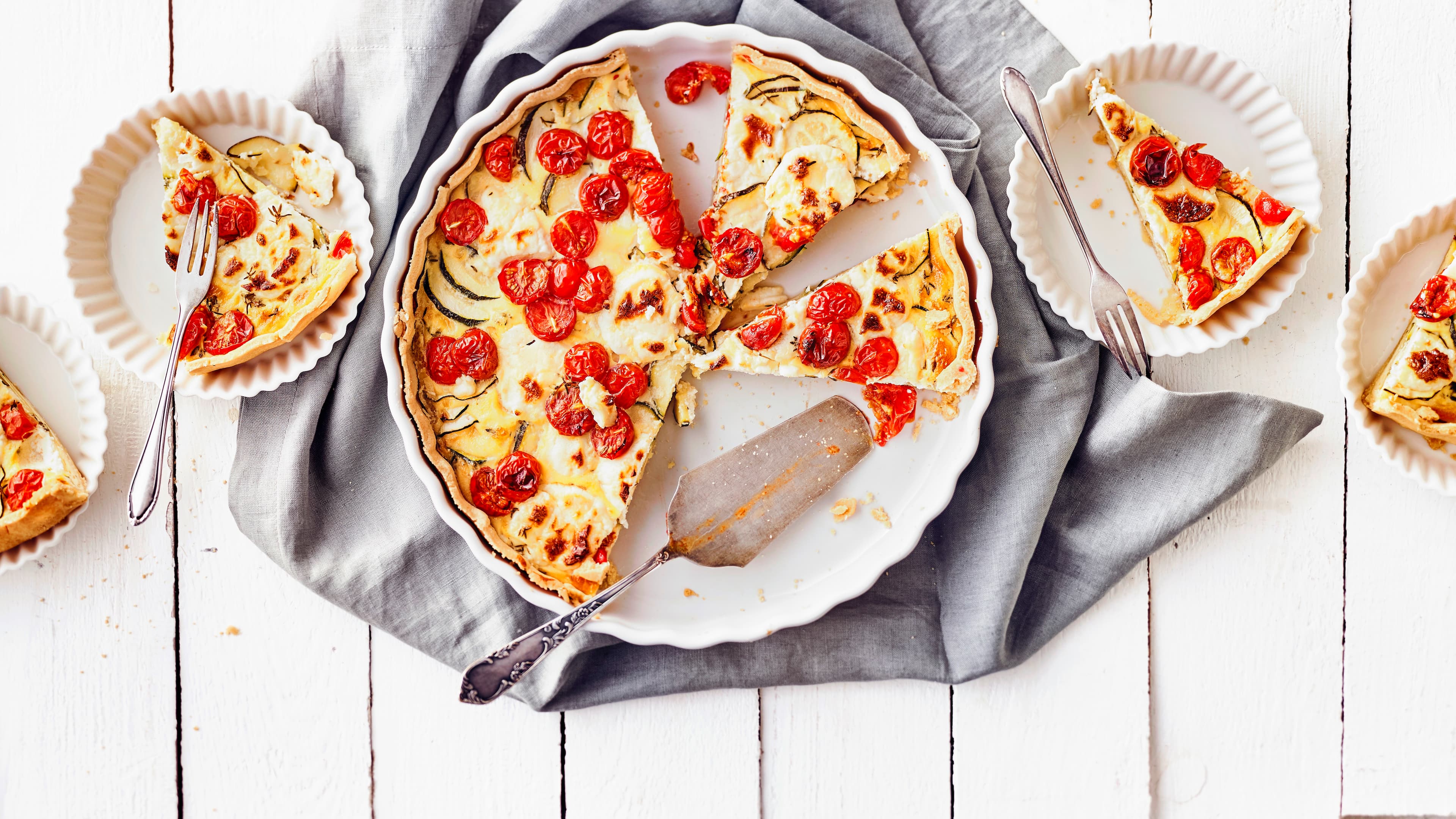 Zucchini-Ziegenkäse Quiche Unser Tipp für ein raffiniertes Wintergericht aus dem Ofen: Probieren Sie unsere Quiche mit Zucchini, Tomaten und Ziegenkäse – pikant und lecker!