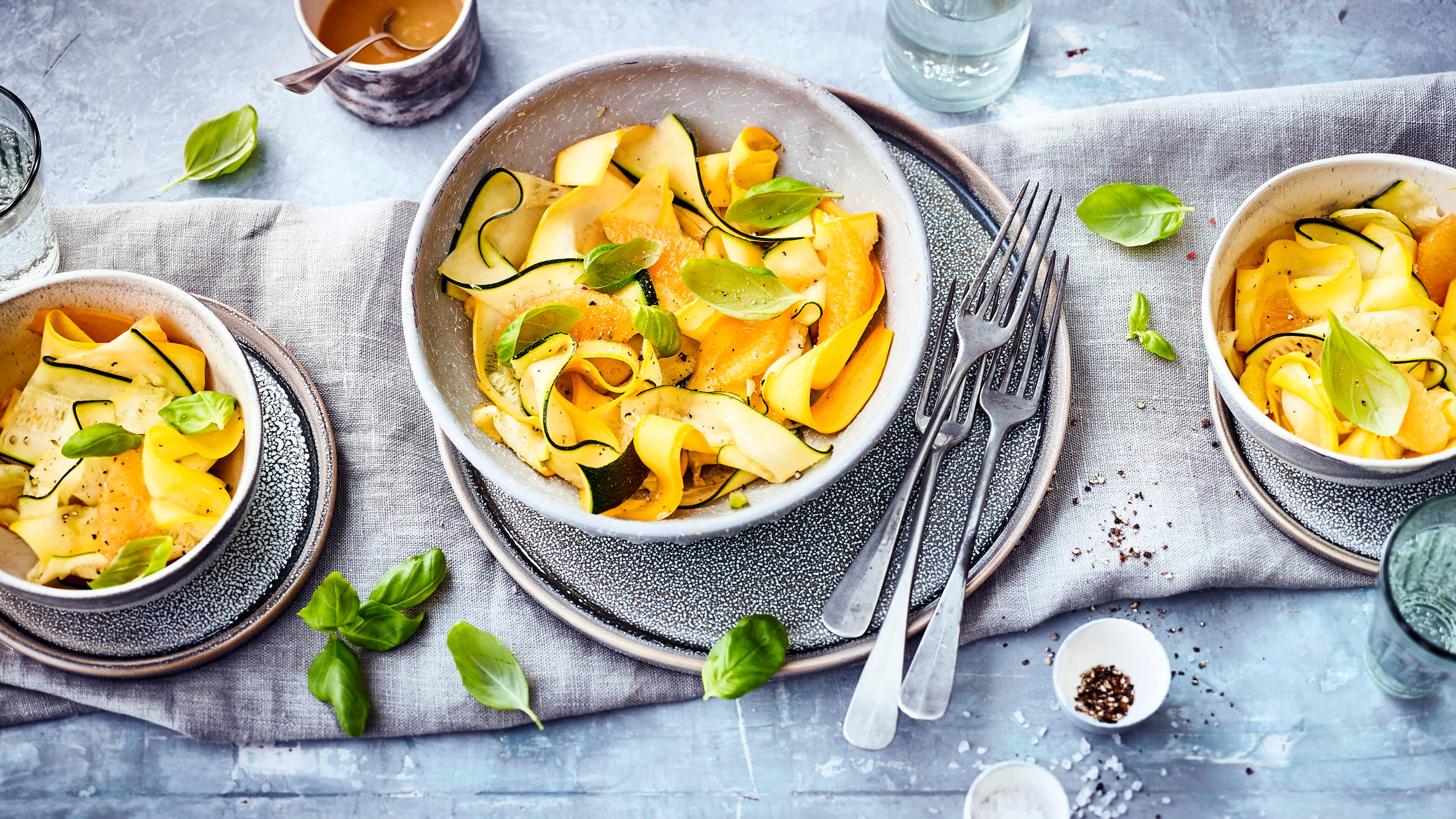 Zucchinisalat Mit unserem Zucchinisalat-Rezept stellen Sie eine einfache, aber raffinierte Vorspeise her. Orangendressing und Basilikum peppen das milde Gemüse auf.