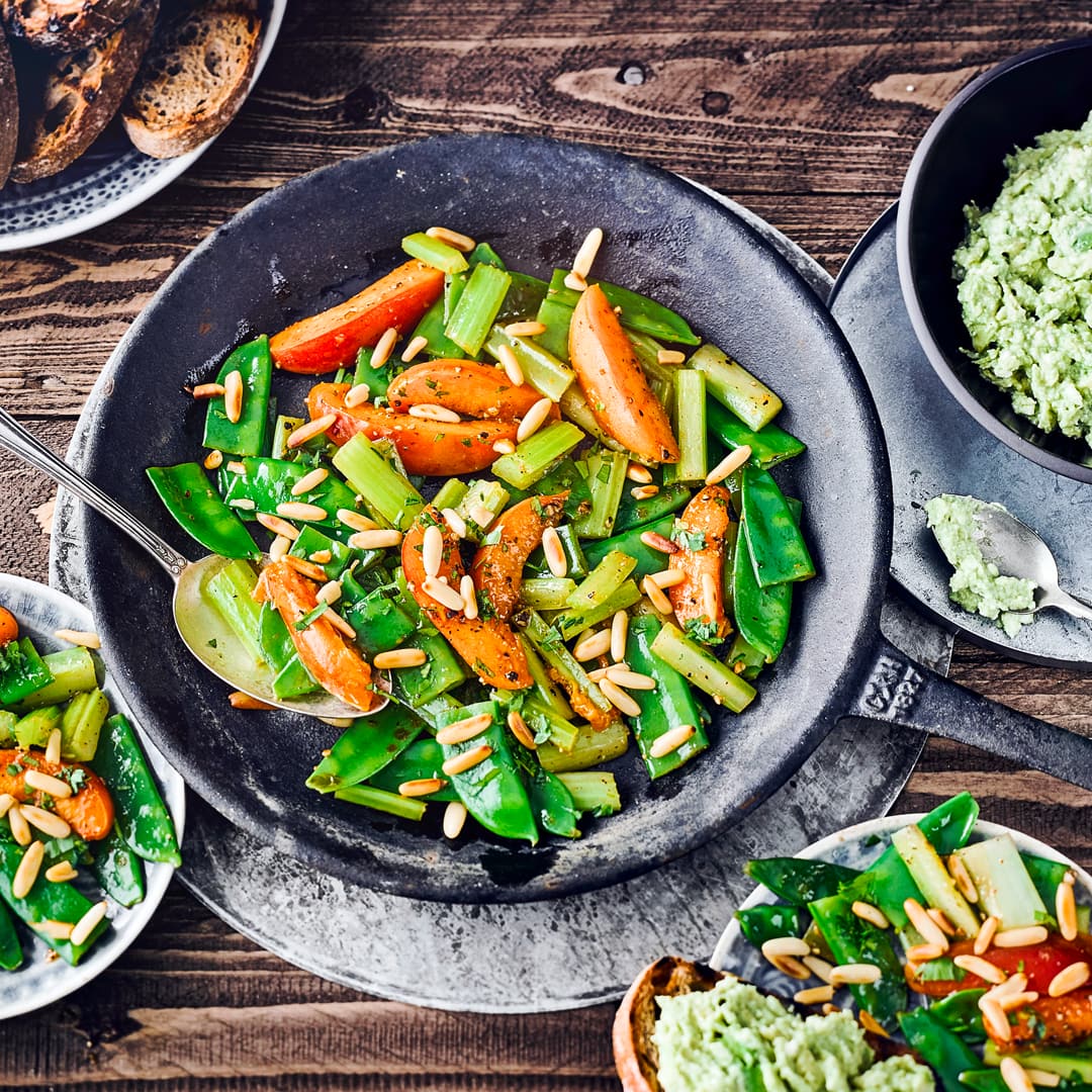 Haben Sie Lust auf ein einen vegetarischen Snack? Dann probieren Sie mal unser Zuckerschotengemüse mit einem pikanten Dip aus Avocado und Fetakäse!