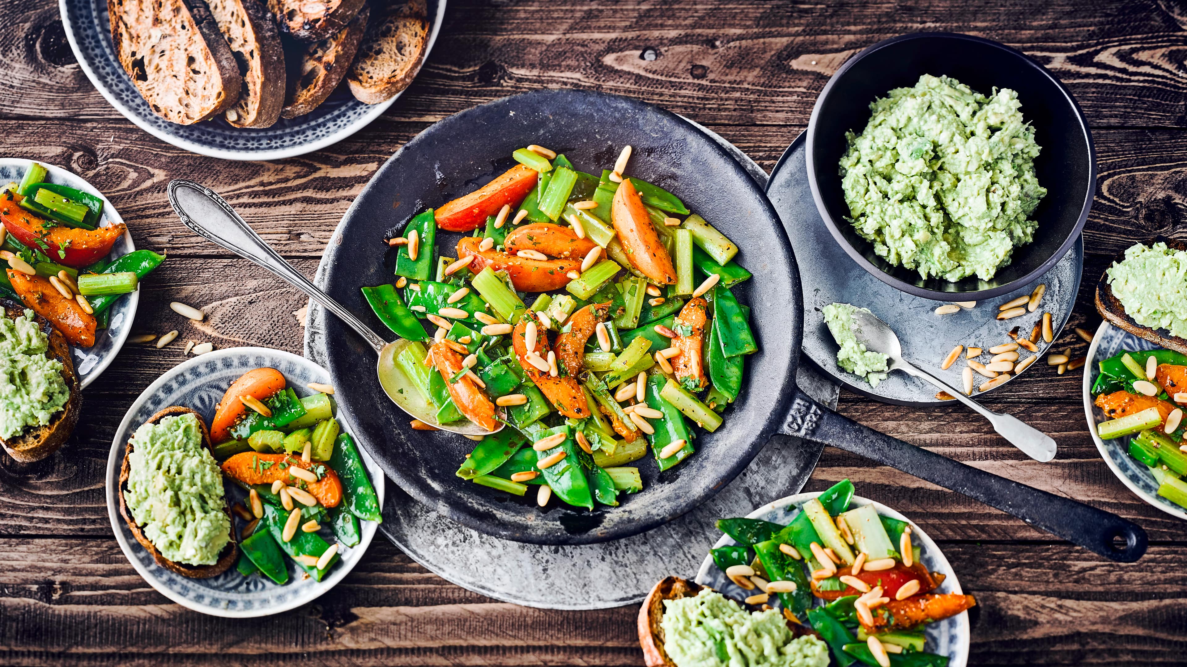 Zuckerschotengemüse mit Dip Haben Sie Lust auf ein einen vegetarischen Snack? Dann probieren Sie mal unser Zuckerschotengemüse mit einem pikanten Dip aus Avocado und Fetakäse!