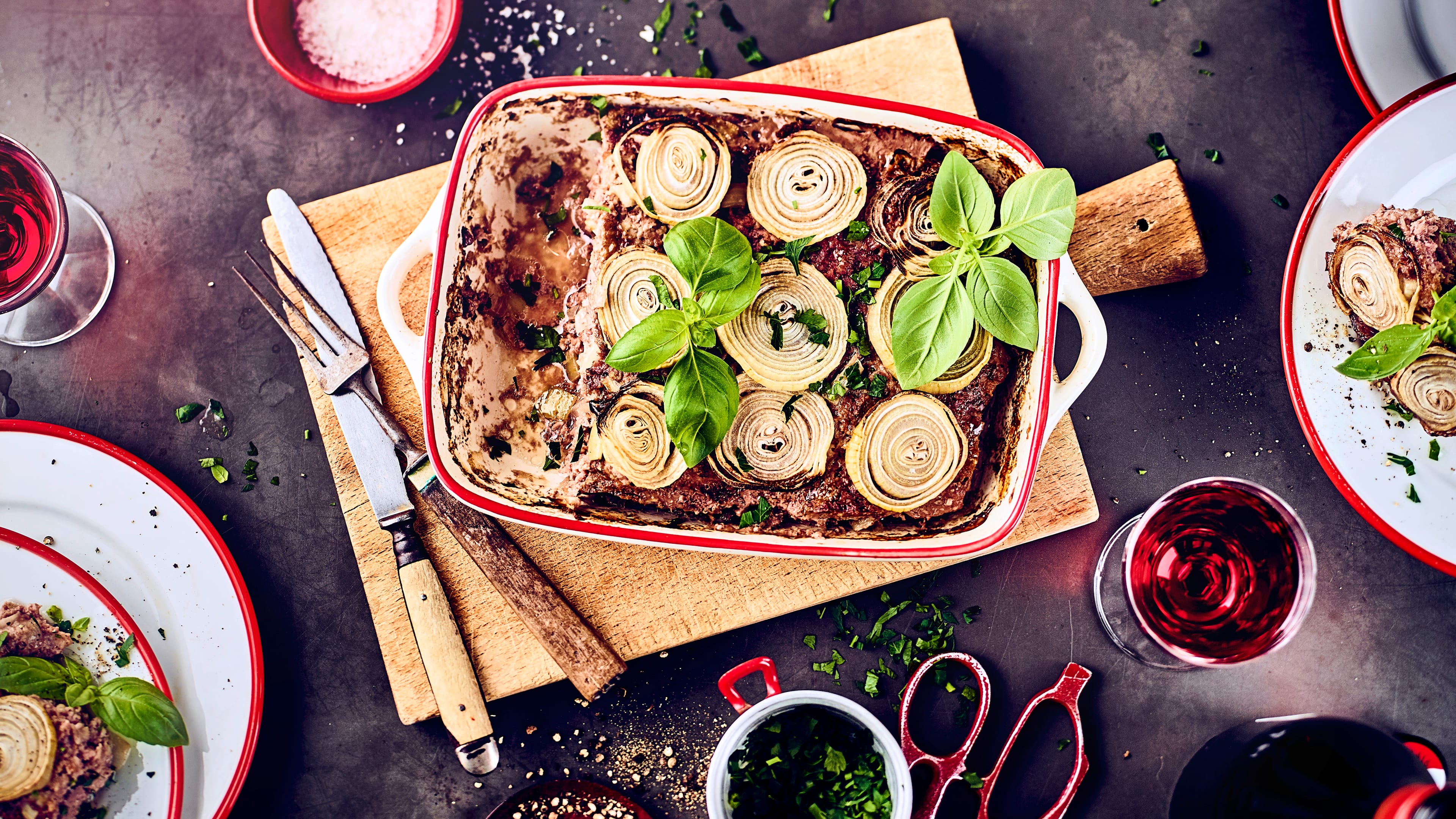 Zwiebel-Hackbraten Für unser einfaches Rezept für einen herzhaften Zwiebel-Hackbraten mit Senf und Ei benötigen Sie nur sieben Zutaten – probieren Sie es gleich mal aus!