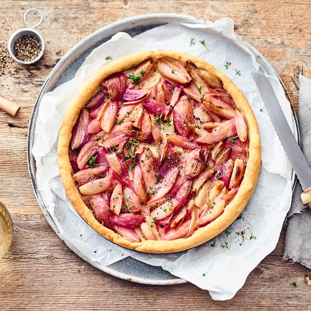 Unser Rezept für Zwiebelkuchen besticht mit einem knusprigen Hefeteig sowie einem leicht süßlichen Belag aus Schalotten, die vorher mit Weißwein und Balsamico abgelöscht werden.