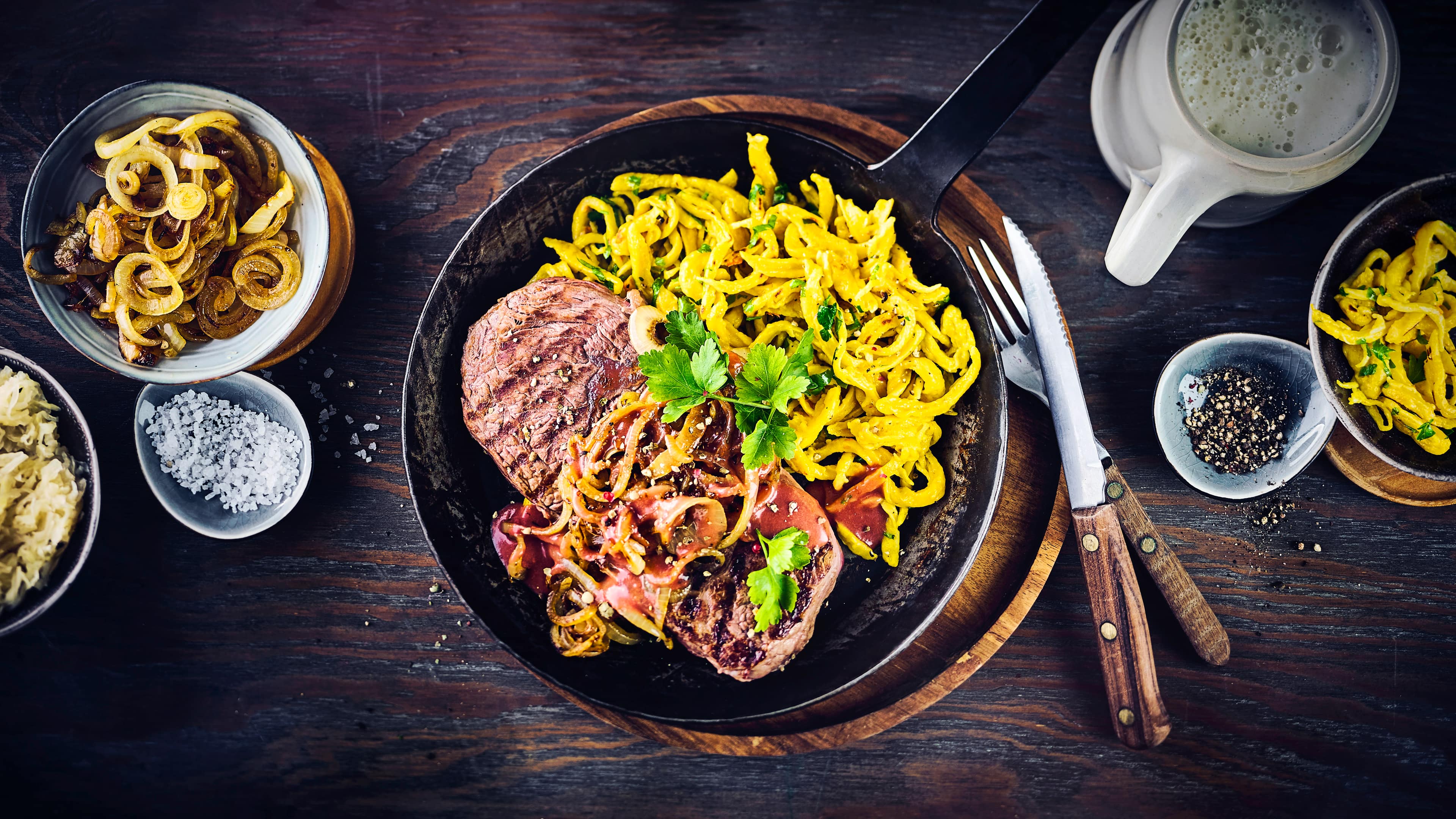 Zwiebelrostbraten Probieren Sie unser laktosefreies Rezept für Zwiebelrostbraten: Mit saftigem Rumpsteak, feinwürzigem Sauerkraut und raffinierten Kürbis-Kräuterspätzle!