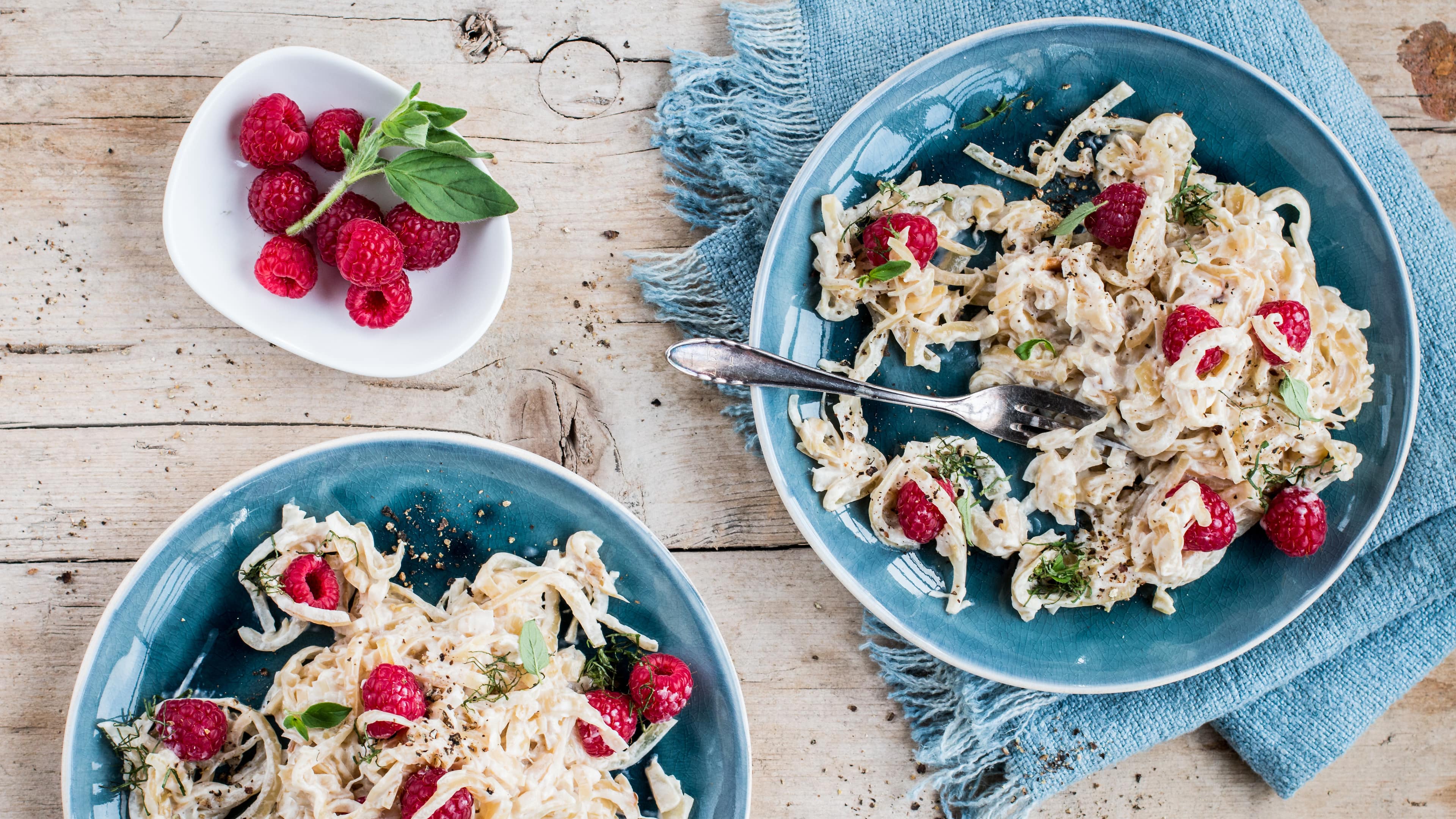 Zwiebelsalat in Biermarinade Karamellisierte Zwiebeln, Biermarinade und Himbeeren. Probieren Sie unser Zwiebelsalat-Rezept aus und bereiten Sie ein besonderes vegetarisches Gericht zu.\n\n