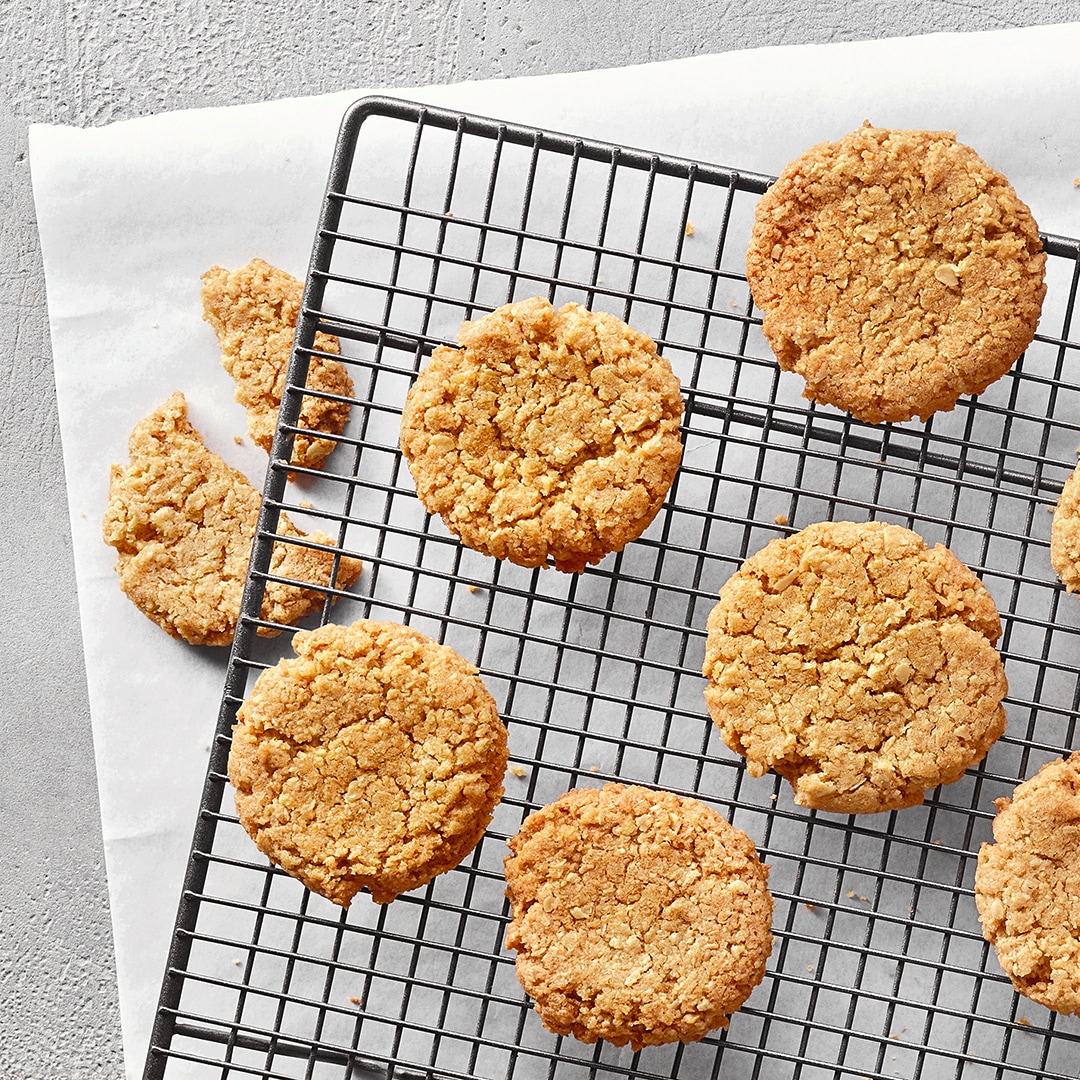 Ein Gitter mit gebackenen Keksen aus hellem Teig.