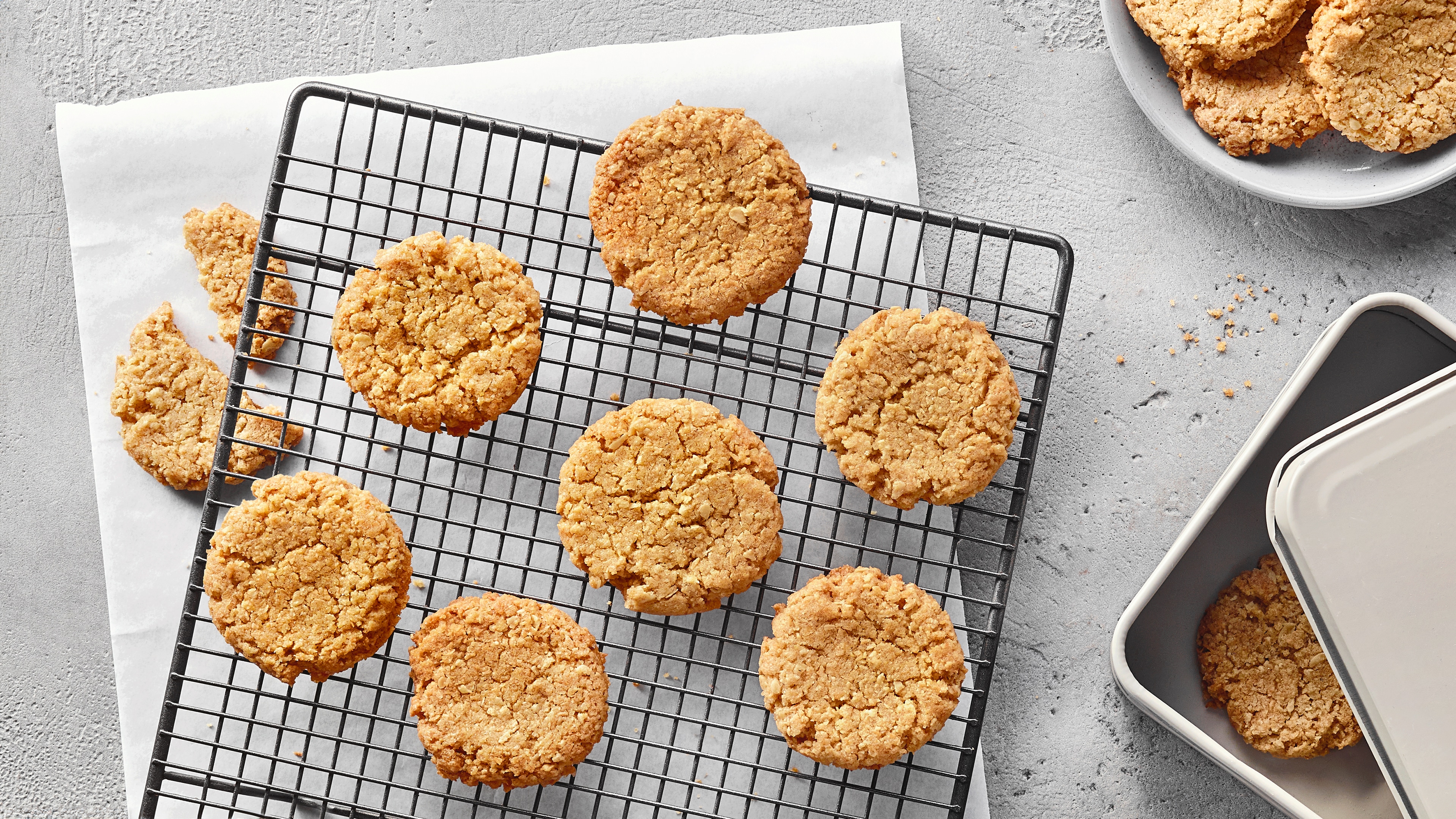 Ein Gitter mit gebackenen Keksen aus hellen Teig.