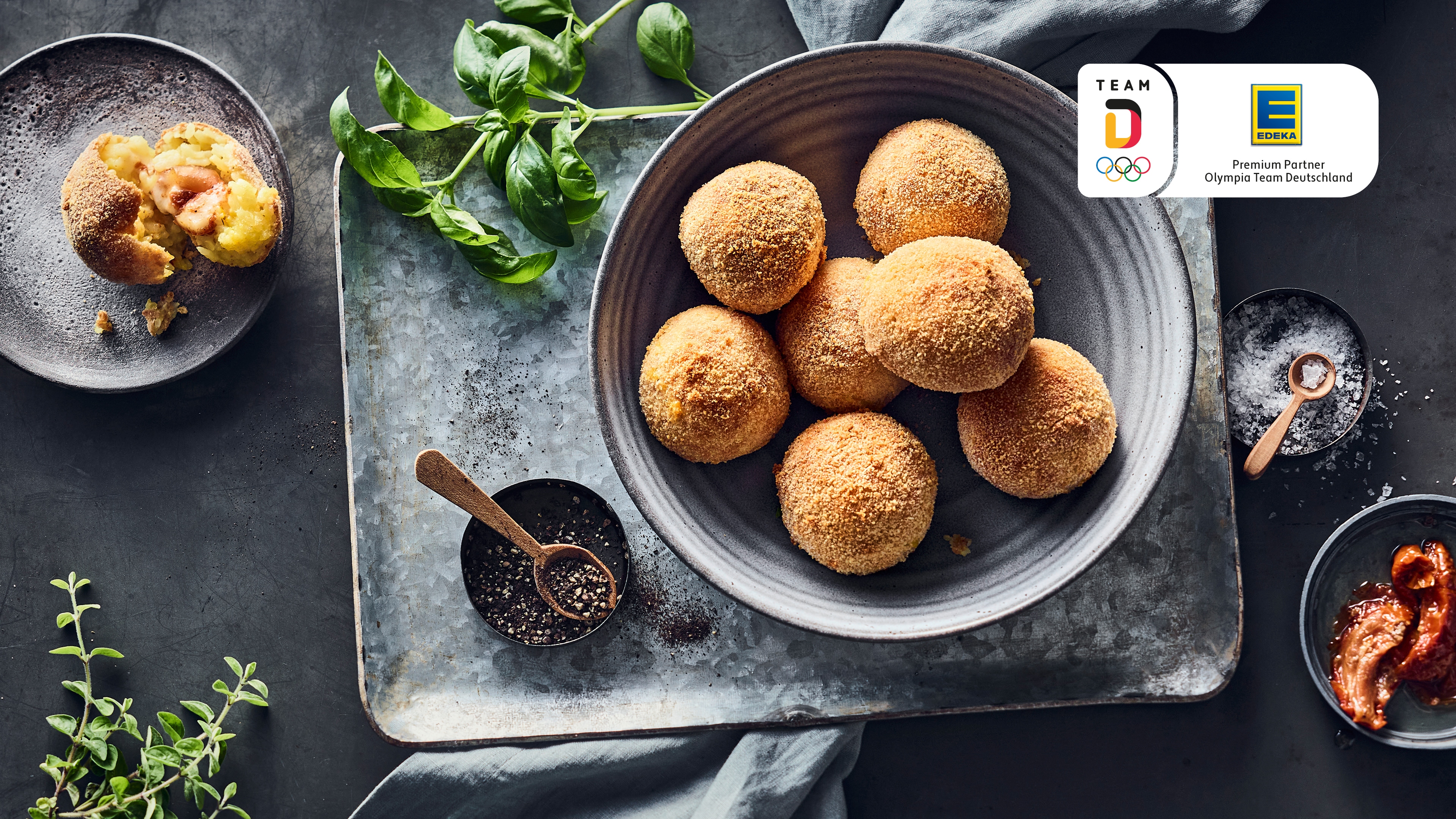 Rezept für Arancini mit Scarmoza und getrockneten Tomaten Schale mit frittierten kleinen Teigbällchen mit Käse gefüllt